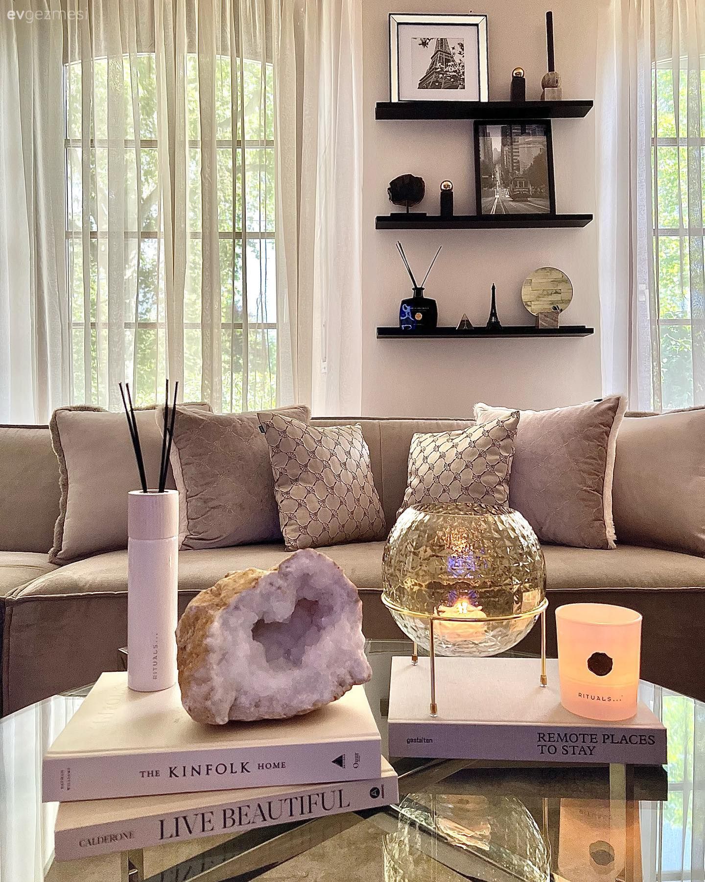 Salon, Modern, Art deko, Gri, Vizon, Siyah, Beyaz, Bej, Köşe koltuk, Koltuk takımı, Orta sehpa, Sehpa, Tablo, Duvar dekorasyonu, Sandalye, Yemek masası, Tül perde, Perde, Vazo, Ev Aksesuar, Çiçekler, Abajur, Aydınlatma, Avize, Dekoratif Objeler