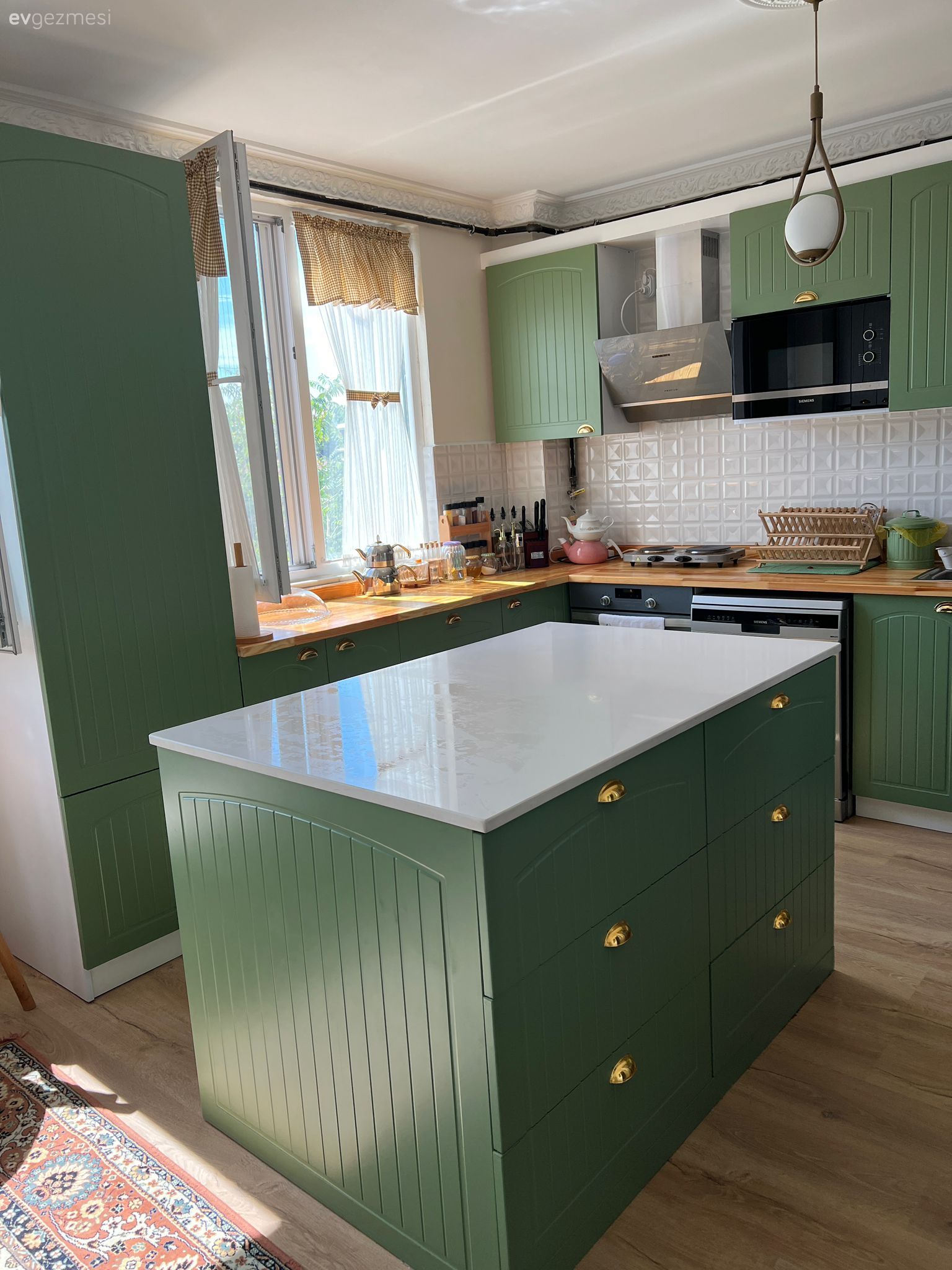 Bu Geniş Mutfağın Bir Tarafında Yeşil Dolaplar Var Diğerinde Kiler!
