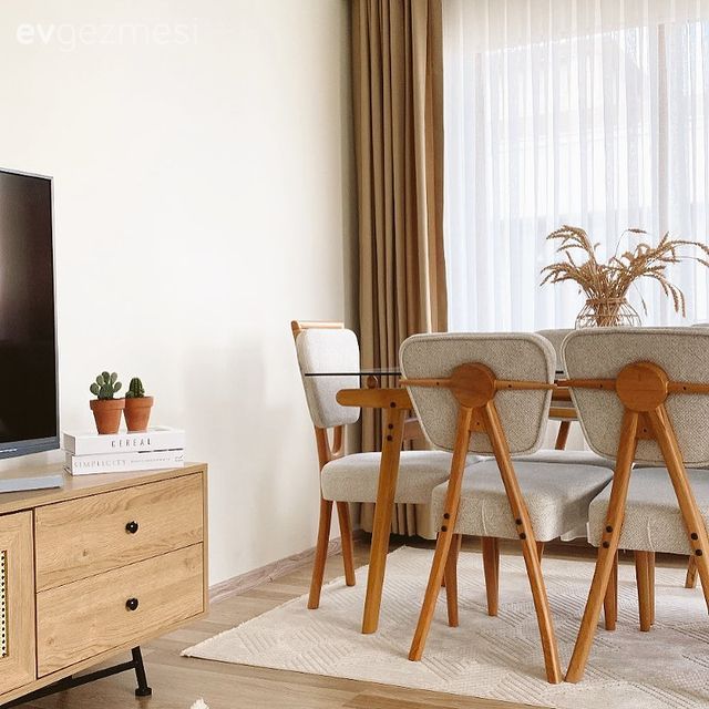 Sandalye, Modern, Yemek masası, Kahverengi, Vizon, Fon perde, Perde, Tül perde, Vazo, Ev Aksesuar, Çiçekler, Tv ünitesi, Tv ünitesi aksesuarları, Halı