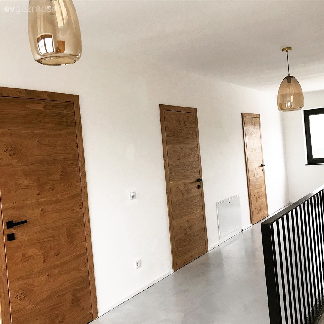 Dubleks evler, Salon, Ahşap Mobilya, Orta sehpa, Sehpa, Dekoratif Objeler, Sehpa üstü aksesuarı, Ev Aksesuar, Tv ünitesi, Merdiven, Ahşap merdiven, Kapı , Hol, Avize, Aydınlatma