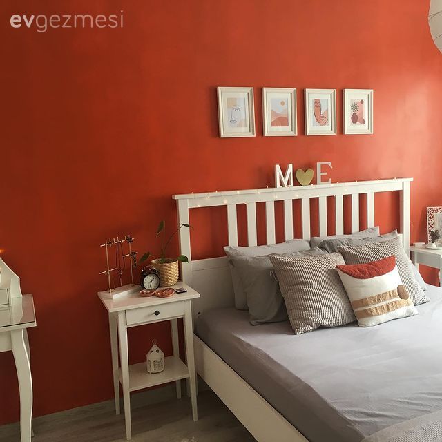 Yatak Odası, Beyaz, Turuncu, Turuncu duvar rengi, Yatak başlığı, Komodin, Avize, Aydınlatma