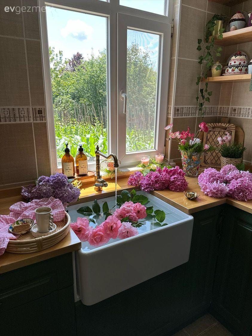 Yeşil mutfak, Beyaz, Yeşil, Ahşap mutfak tezgahı, Mutfak tezgahı, Pencere önü eviye, Eviye 