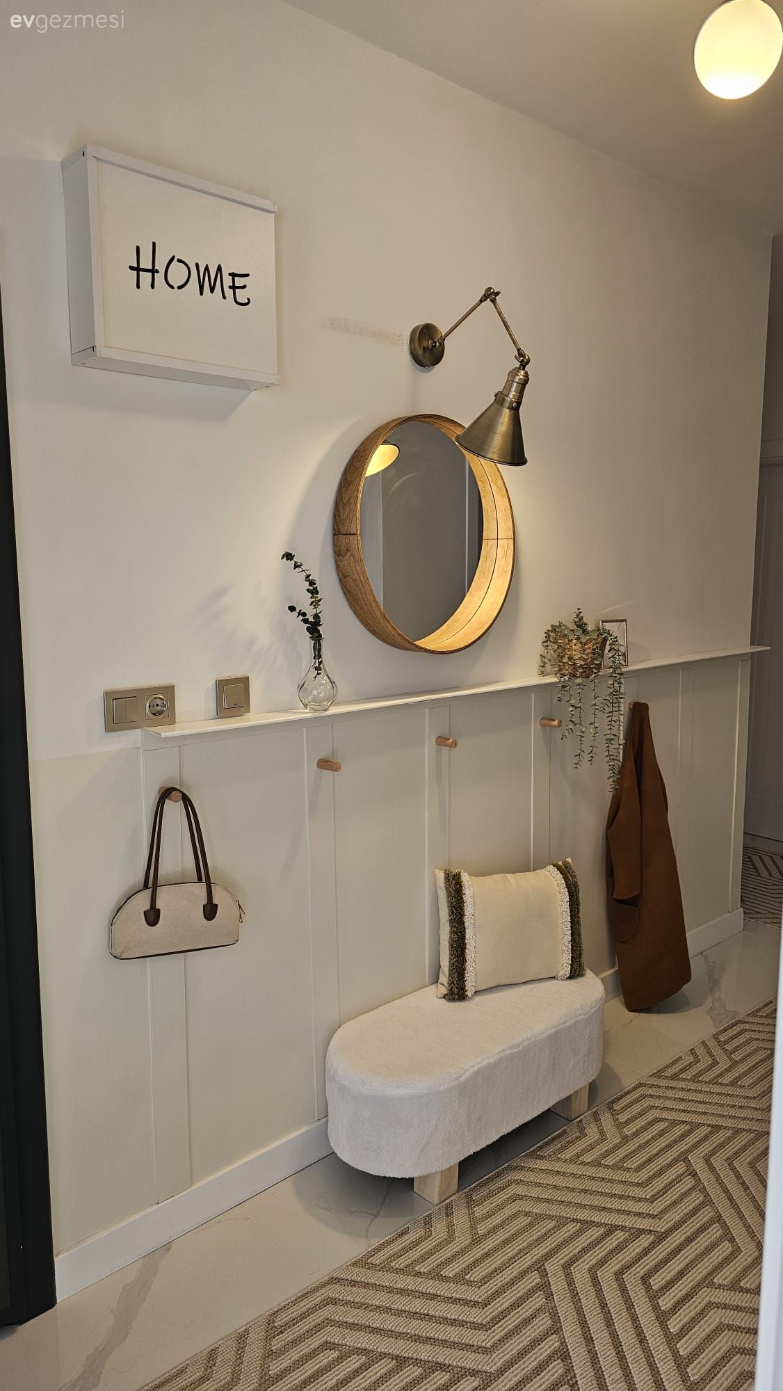 Antre, Beyaz, Bej, Krem, Yolluk, Halı, Puf, Ayna, Duvar rafı, Duvar dekorasyonu, Avize, Aydınlatma, Dekoratif Objeler