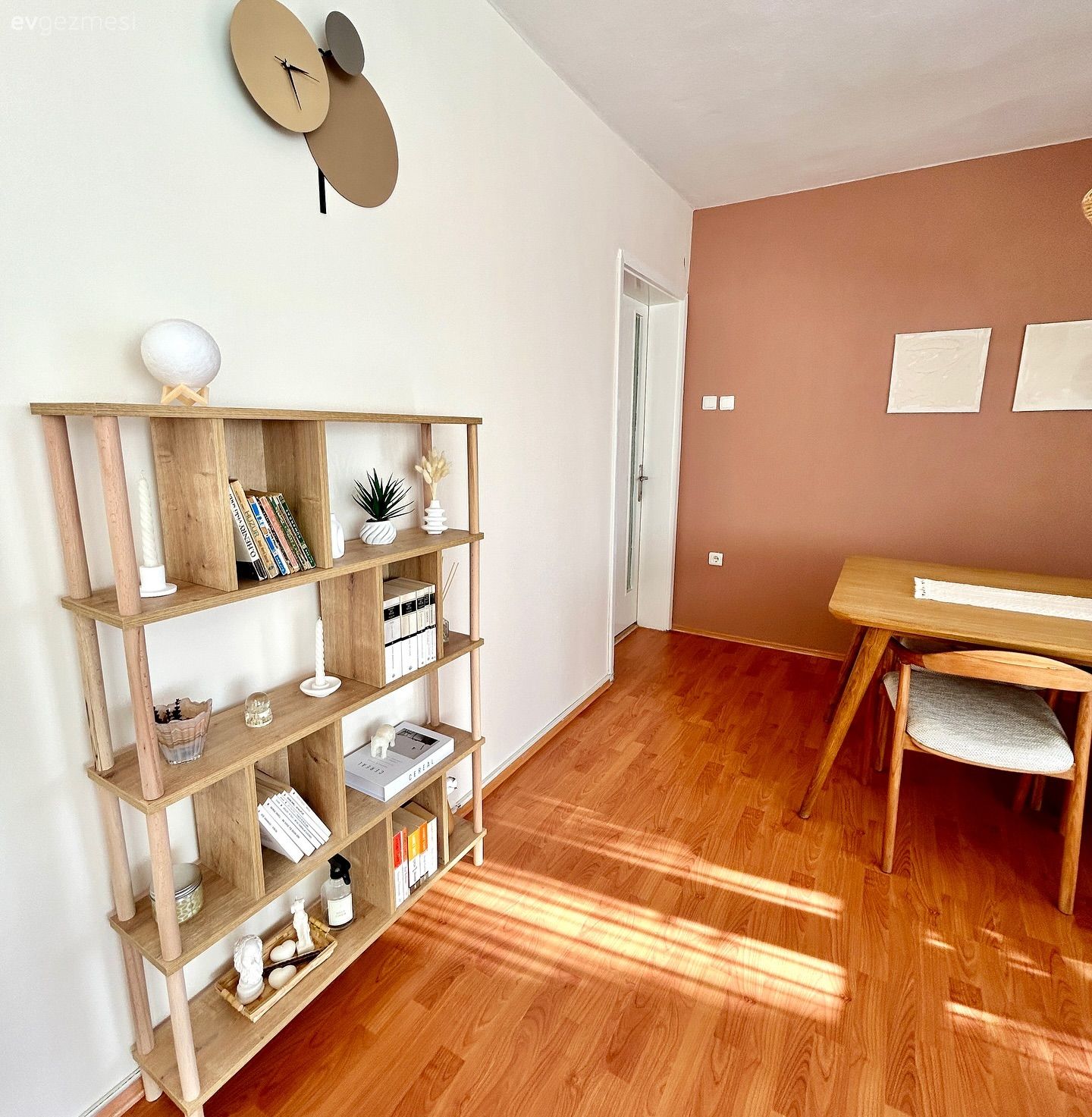 Turuncu duvar rengi, Parke, Sandalye, Yemek masası, Kitaplık