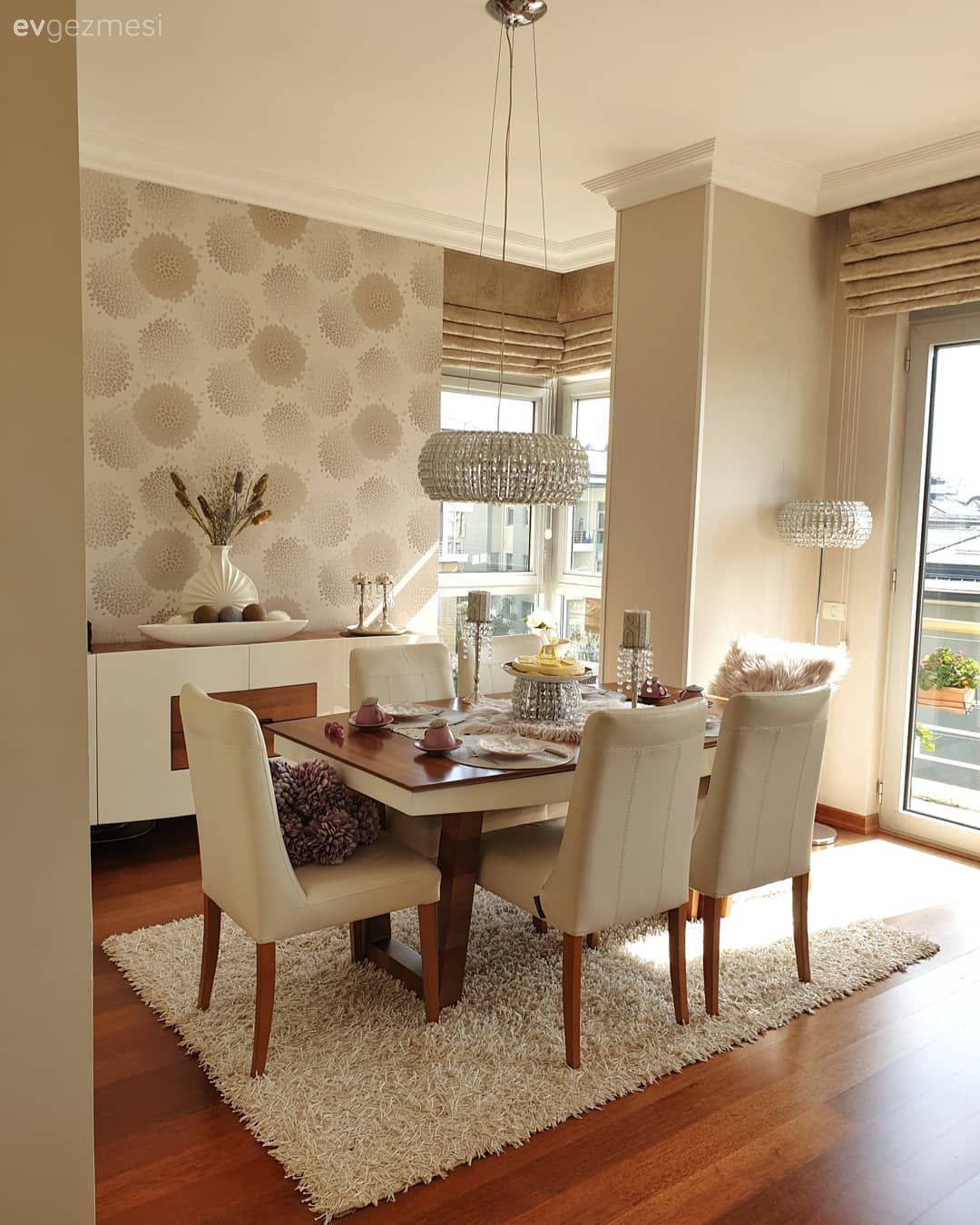 Yemek Odası, Yemek masası, Sandalye, Duvar kağıdı, Duvar dekorasyonu, Konsol, Konsol üzeri dekoratif objeleri, Şamdan, Ev Aksesuar, Mumluk, Vazo, Halı, Shaggy halı, Avize, Aydınlatma, Yemek odası avizesi, Lambader, Katlamalı perde, Perde, Kristal aksesuarlar