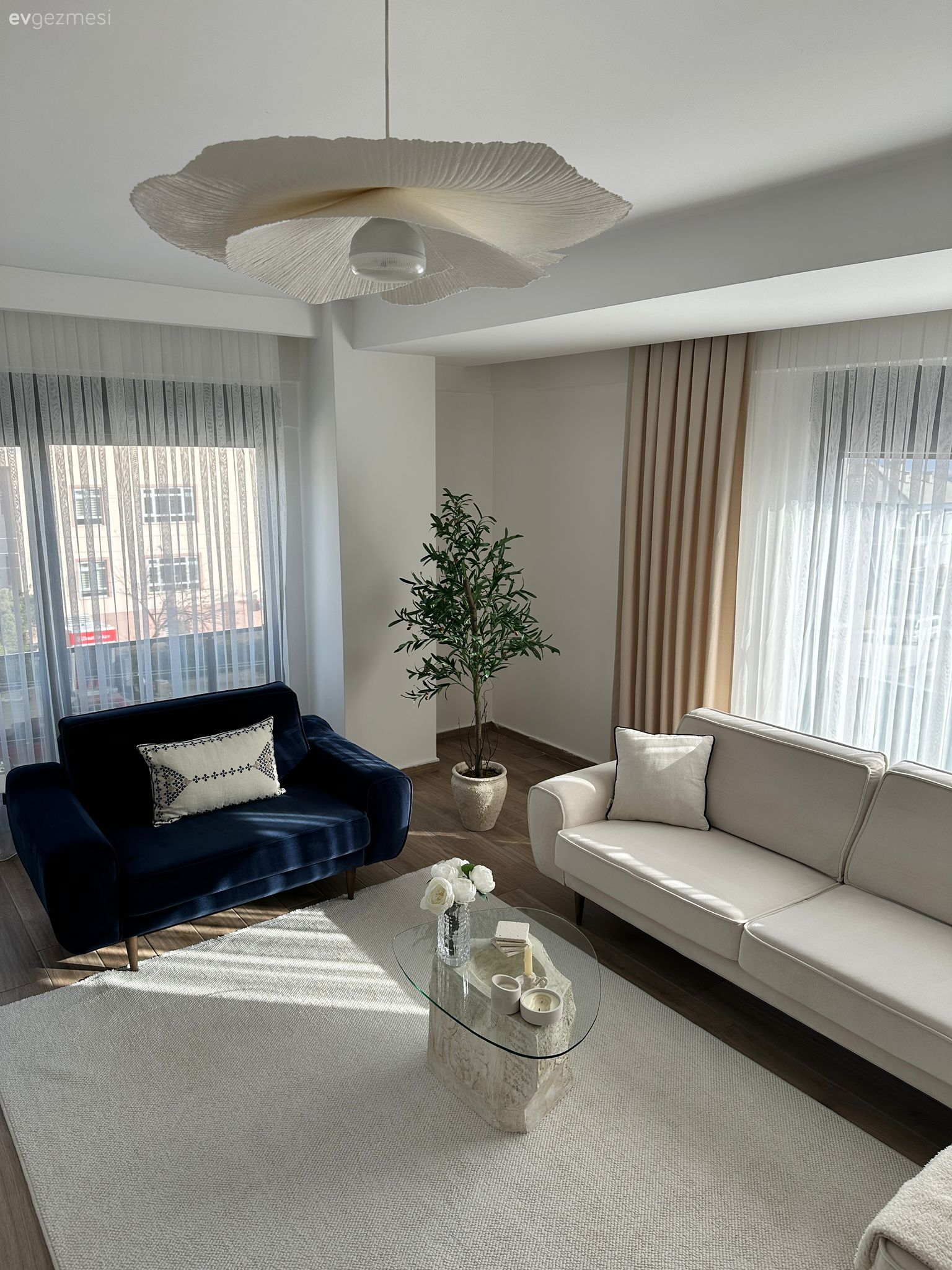 Bu Modern Evde Lacivert Vurgusu Dekora Hareket Katmış