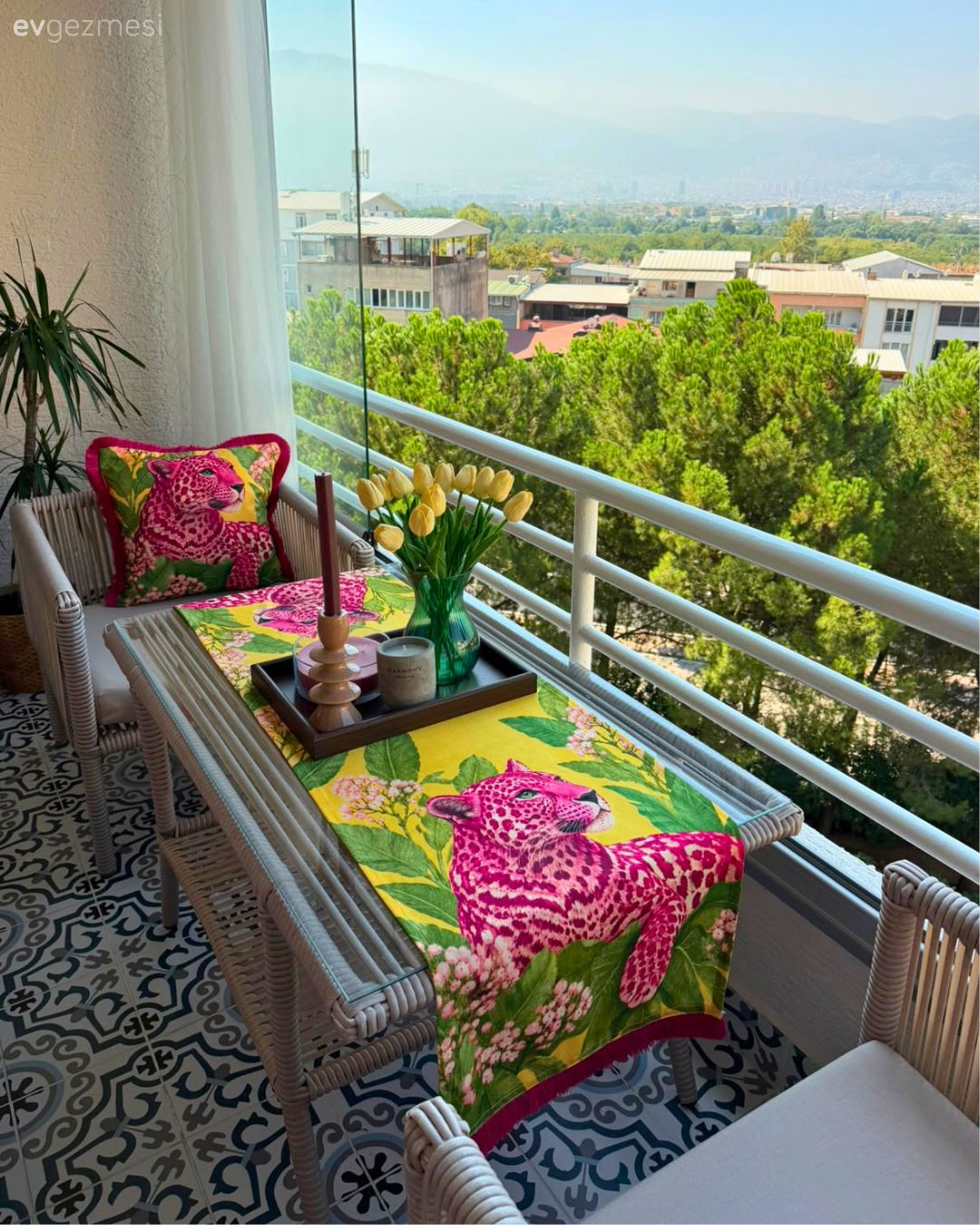 Balkon, Balkon oturma grubu, Bej, Beyaz, Krem, Balkon perdesi, Kırlent, Ev tekstili, Balkon masası, Desenler, Dekoratif Objeler, Sarı, Pembe