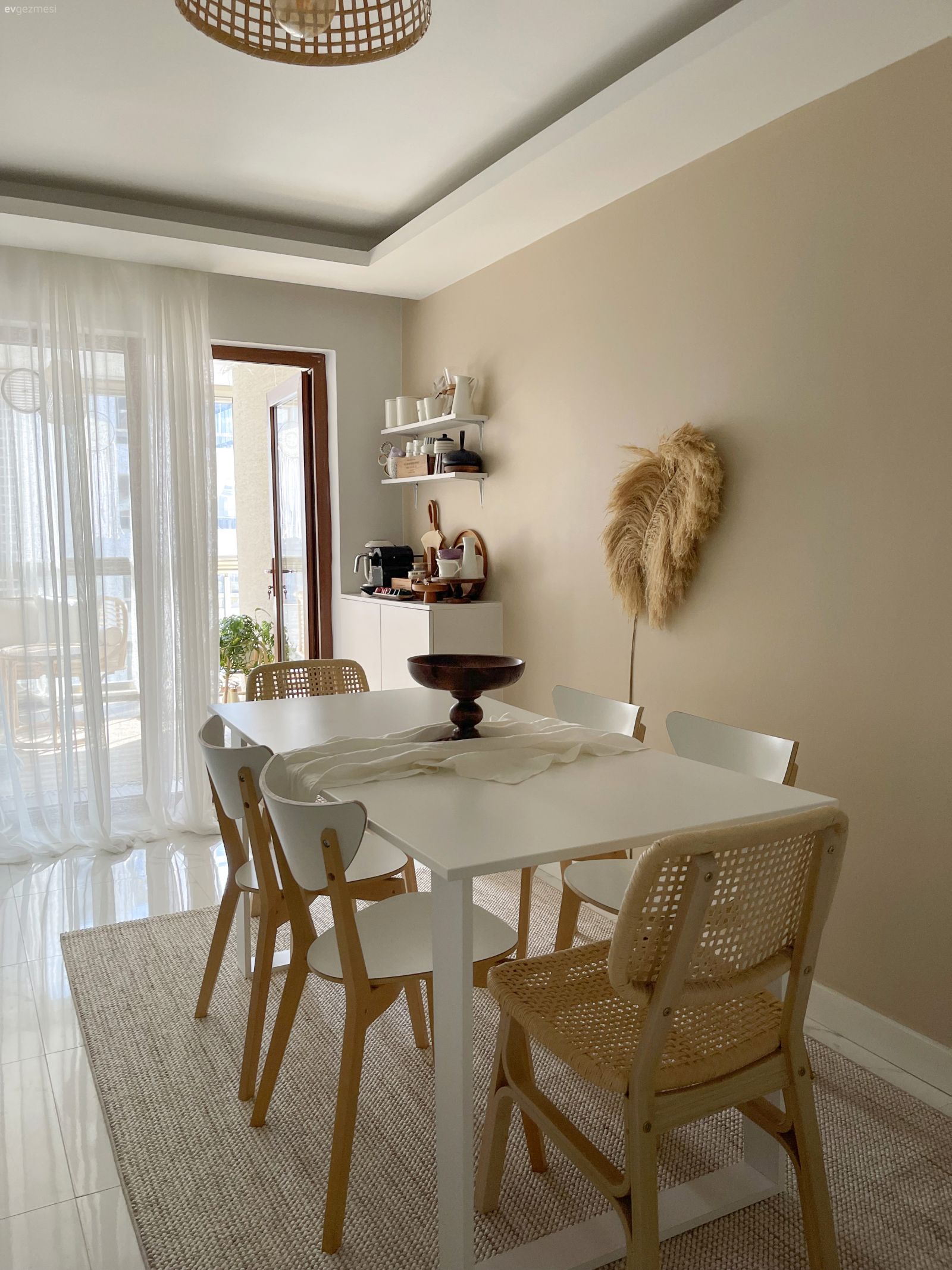 Krem duvar, Beyaz, Ahşap Mobilya, Hasır sandalye, Kahve köşesi, Duvar rafı, Duvar dekorasyonu, Mutfak halısı, Mutfak, Mutfak perdesi, Mutfak tülü, Mutfak aksesuarları, Hasır avize