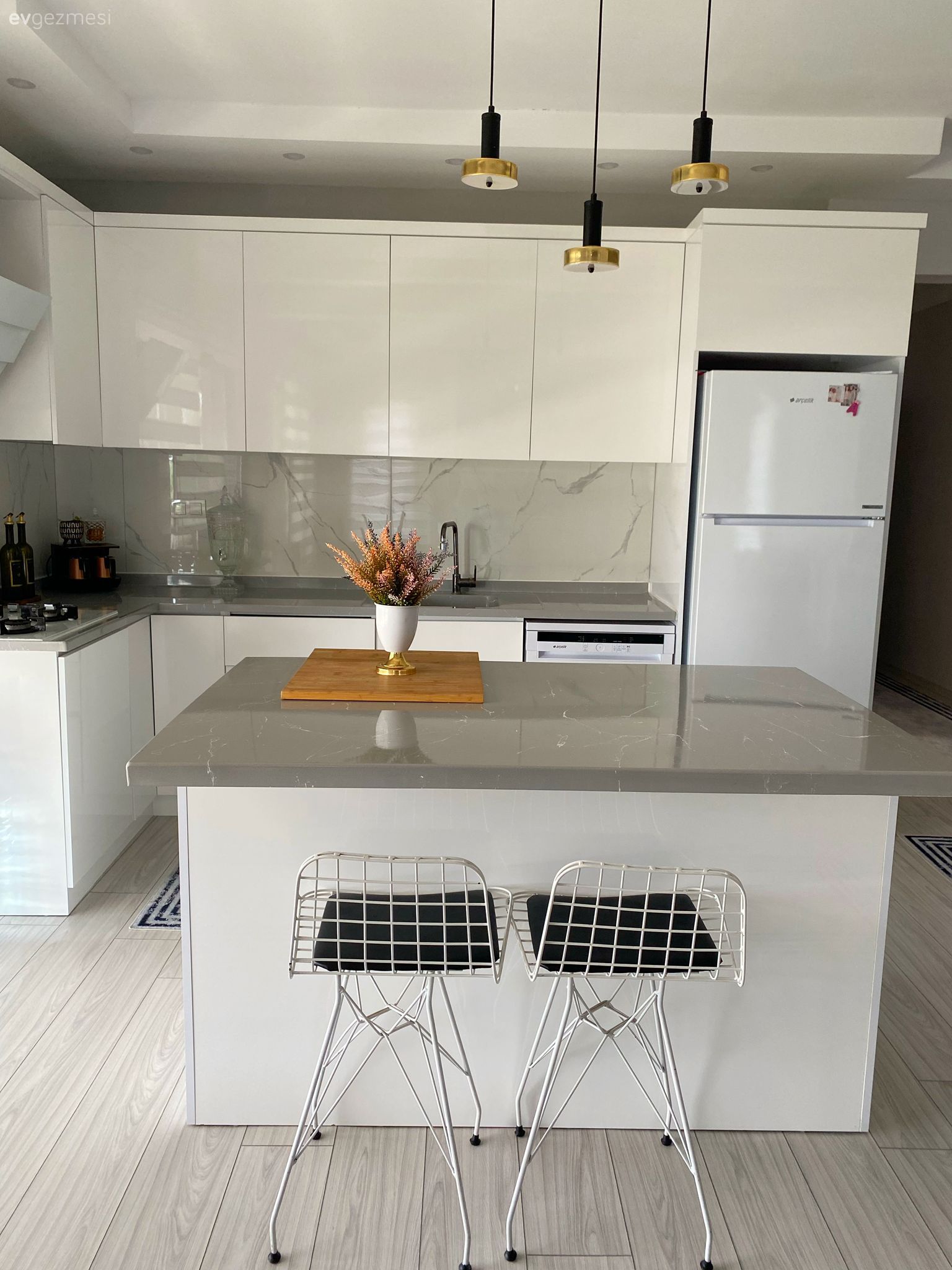 Mutfak, Beyaz, Mavi, Modern, Amerikan Mutfak, Ada mutfak, Mutfak tezgahı, Mutfak tezgah arası, Tezgah arası doğal taş, Mutfak Avize Modelleri, Mutfak aksesuarları, Modern mutfak, Metal sandalye, Sandalye