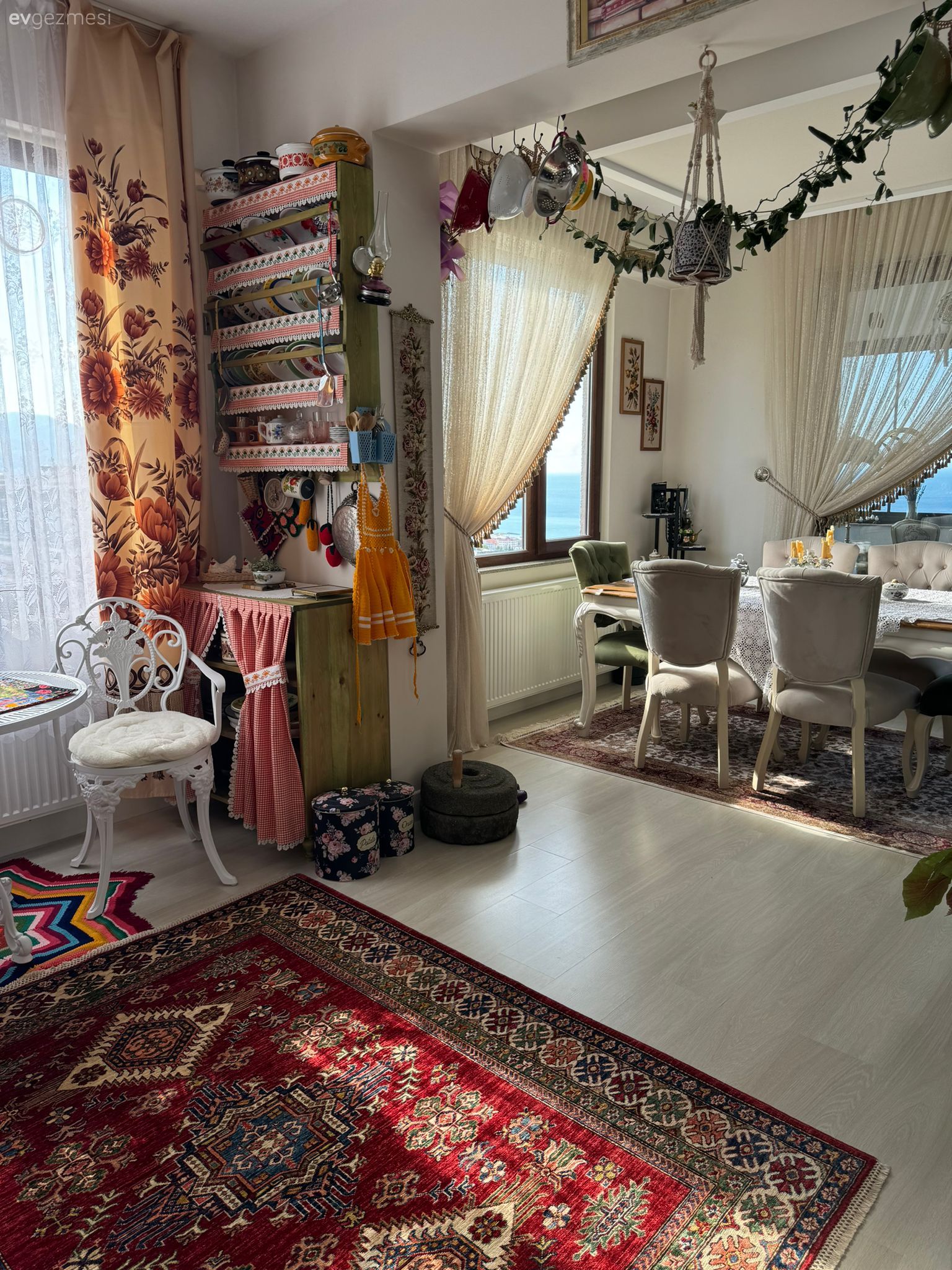 Halıdan Perdeye Her Detayıyla Geçmişe Yolculuk Yapan Bir Trabzon Evi!