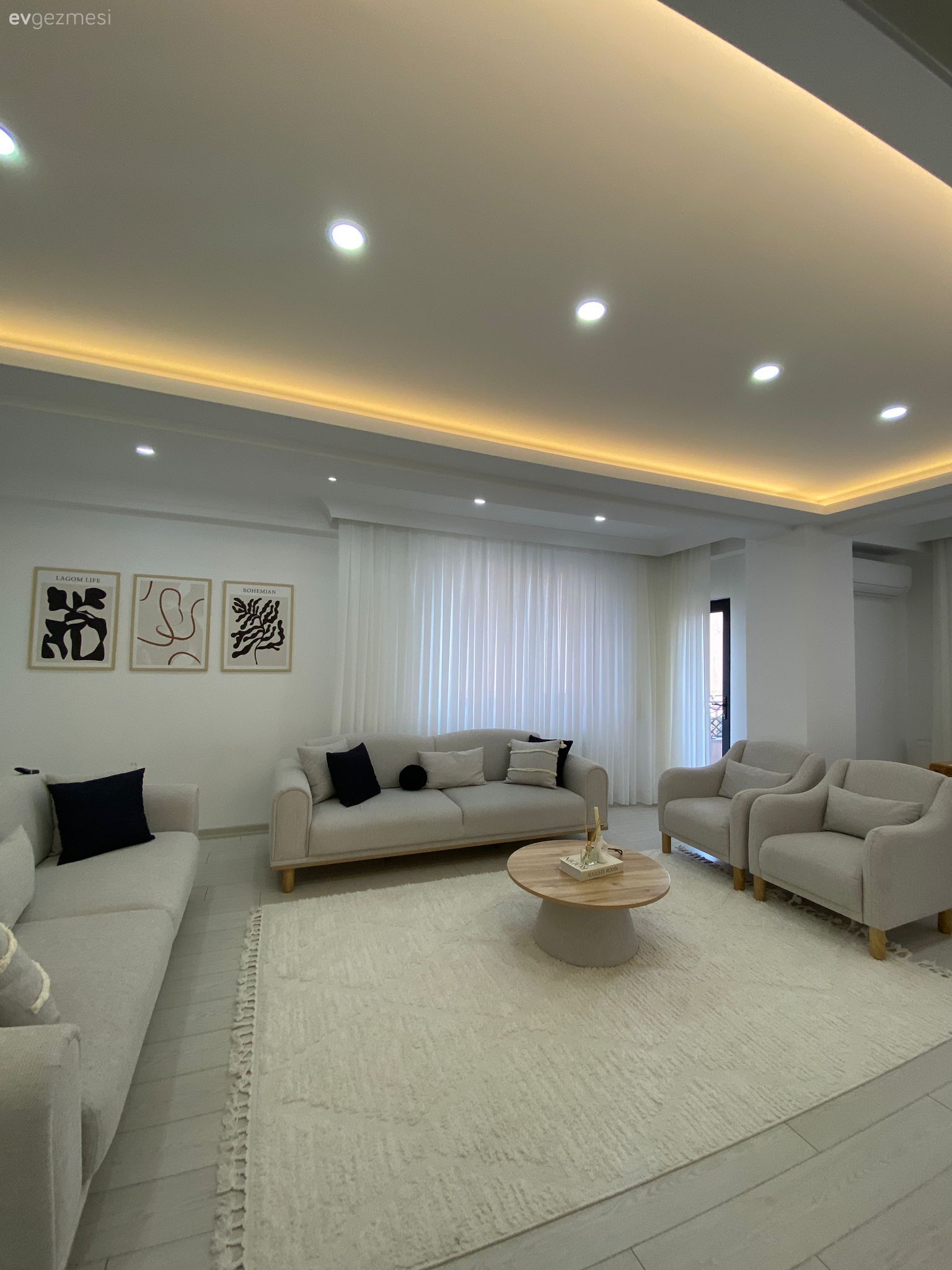 Salon, Modern, Koltuk takımı, Tül perde, Perde, Kırlent, Ev tekstili, Tablo, Duvar dekorasyonu, Orta sehpa, Sehpa, Halı, Salon halısı, Berjer, Beyaz halı, Led aydınlatma, Aydınlatma, Spot aydınlatma