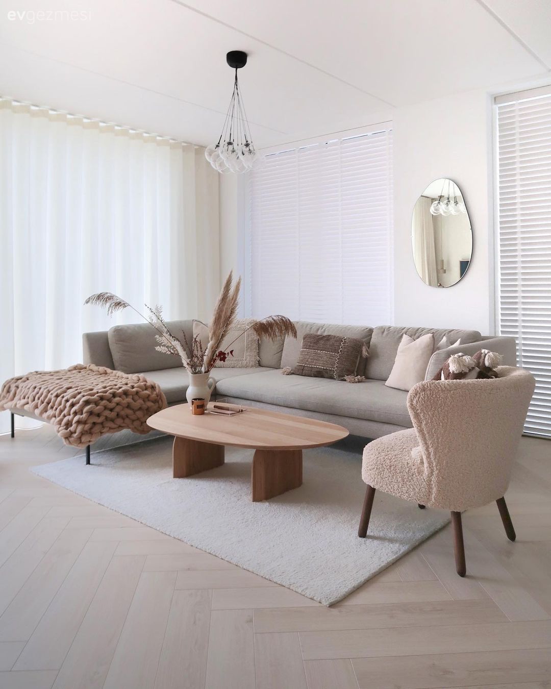 Bu Uyumlu Evde Minimalizm Keyifli Detaylarla Taçlandırılmış