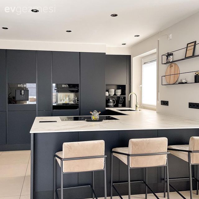 Modern mutfak, Mutfak, Beyaz, Siyah, Krem, Ankastre, Spot aydınlatma, Aydınlatma, Sandalye, Ada mutfak, Mutfak rafı, Mutfak tezgahı, Mutfak tezgah arası, Tezgah arası seramik, Bar masa & sandalyeleri