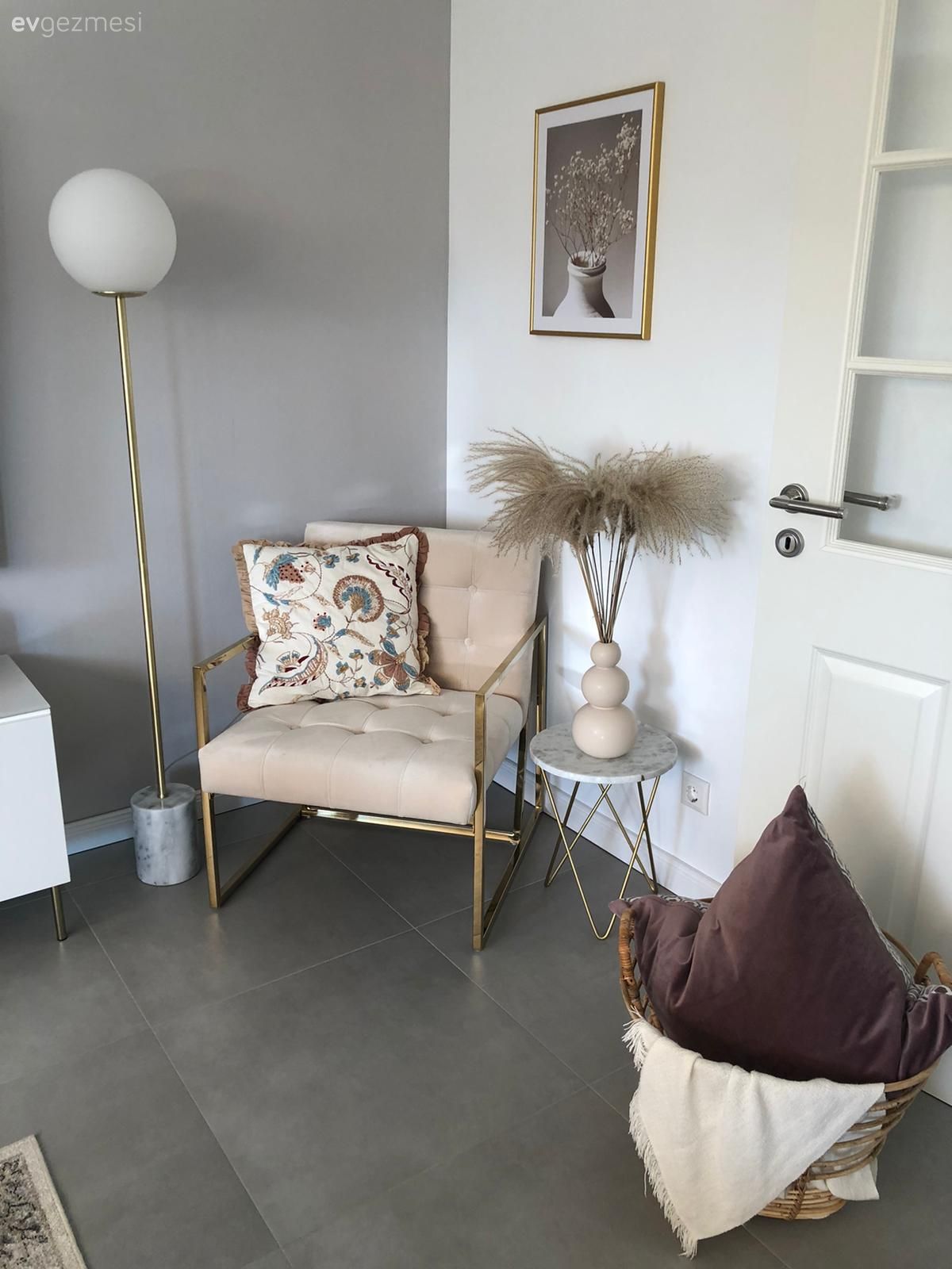 Gri duvar, Beyaz, Pudra pembe, Hasır sepet, Tablo, Duvar dekorasyonu, Tv ünitesi, Tv ünitesi aksesuarları, Ev Aksesuar, Lambader, Aydınlatma, Altın, Kırlent, Ev tekstili, Zemin seramikleri