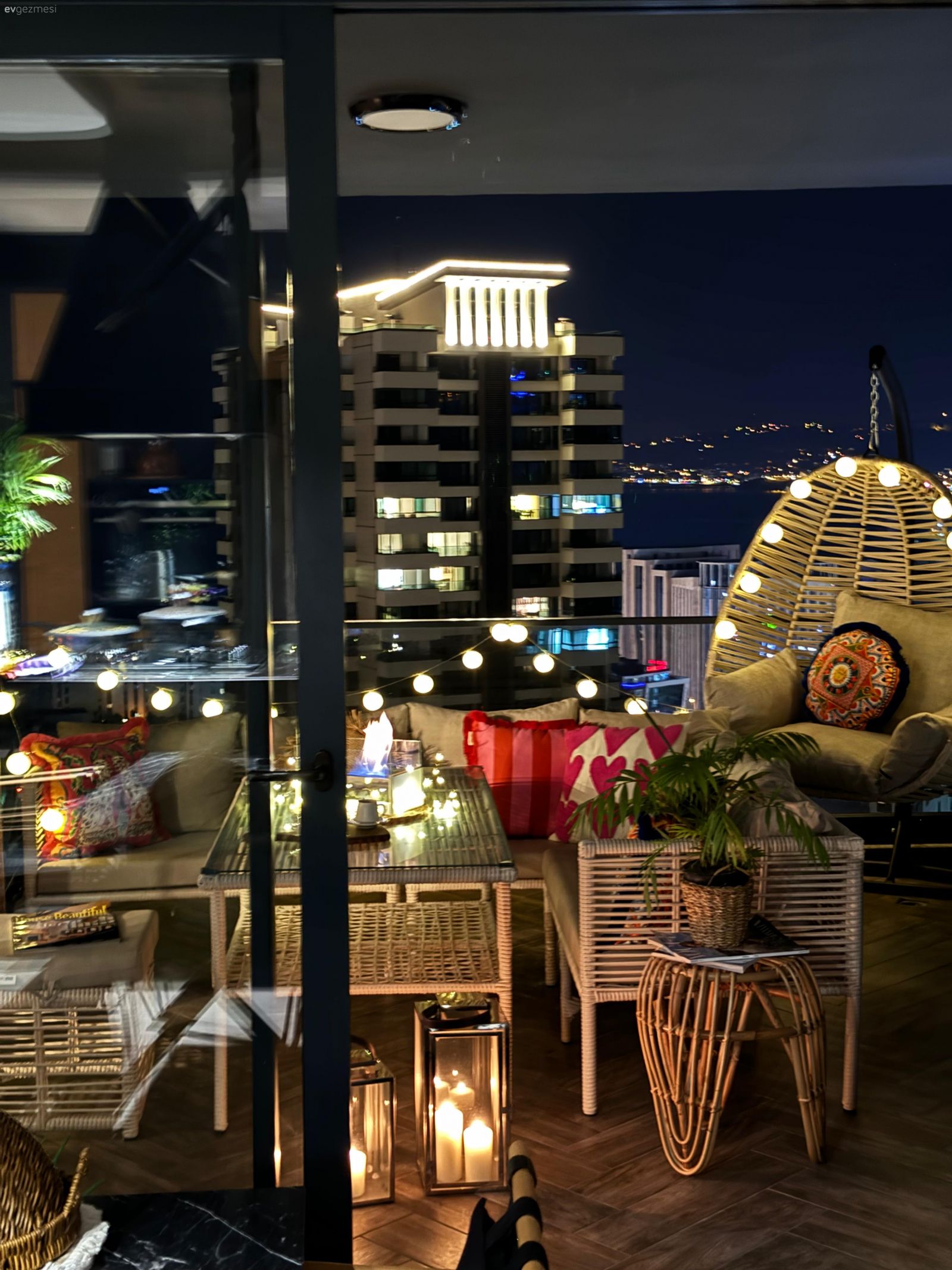 Denize Bakan Bu Trabzon Balkonunda Mobilyalar Çok Amaçlı!