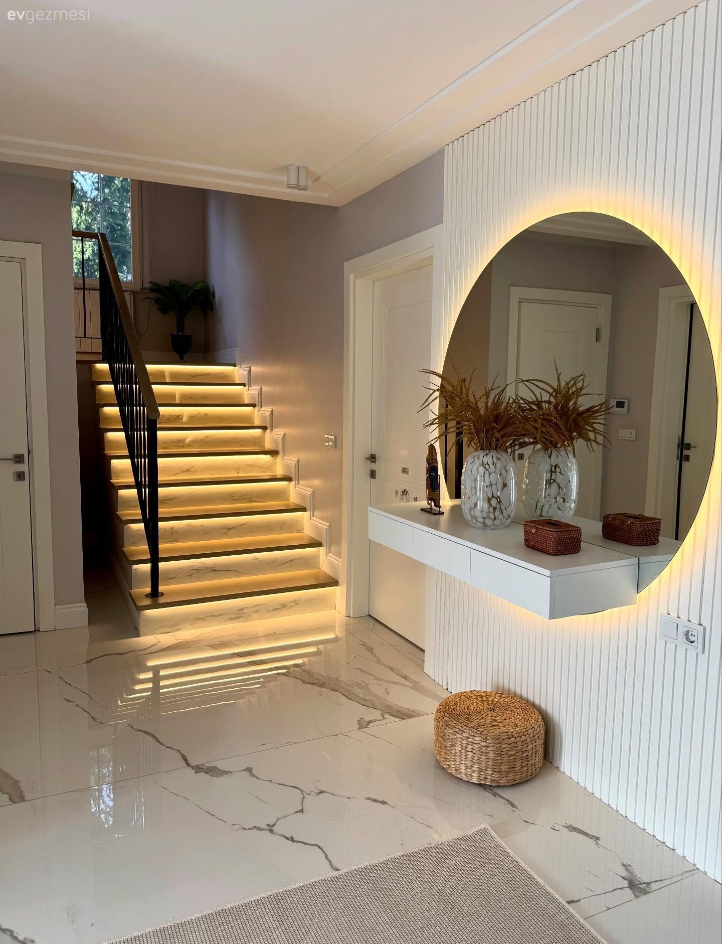 Bu Dubleks Evin İki Salonu Da Cazibe Konusunda Yarışıyor