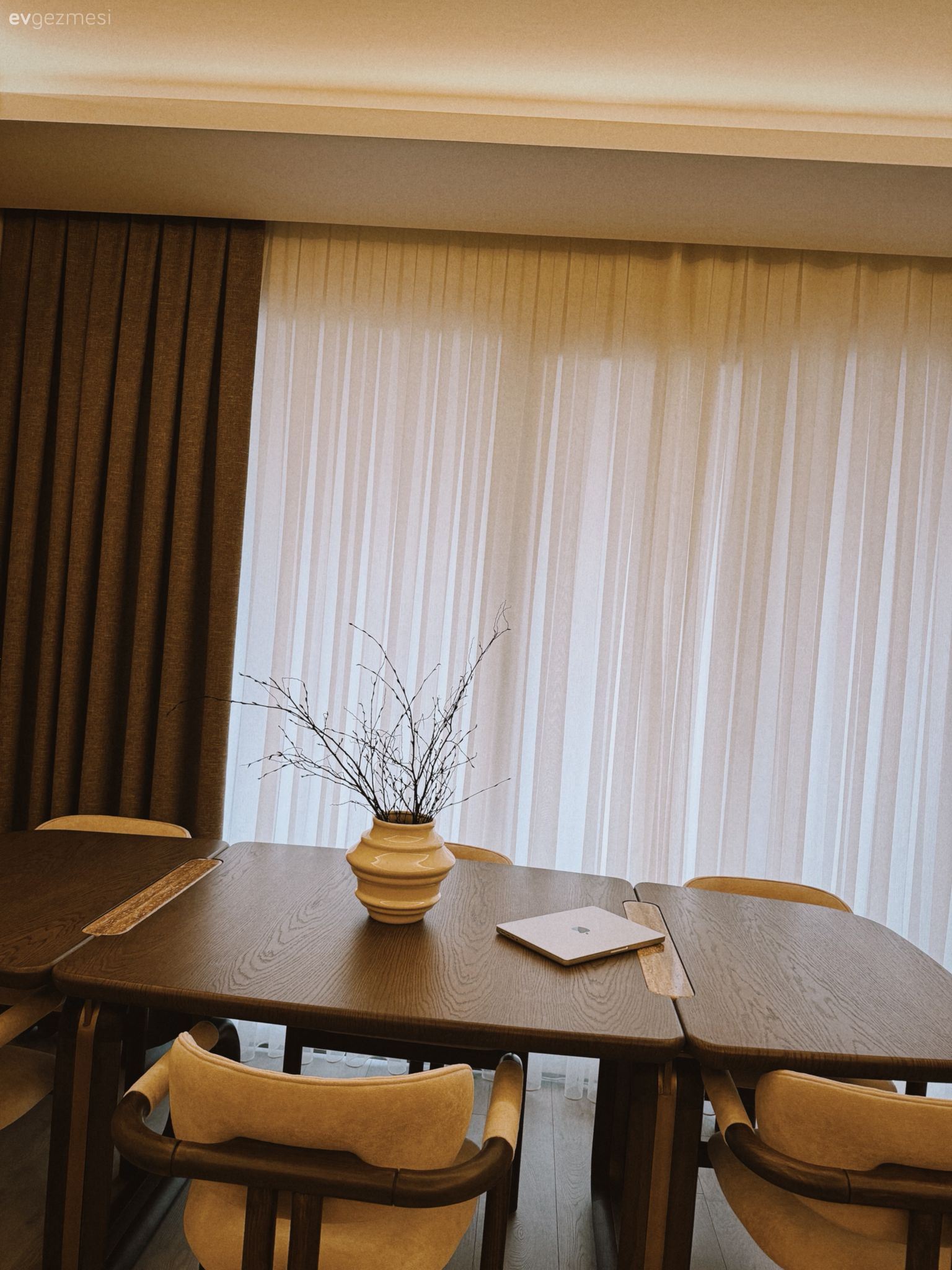 Fon perde, Perde, Tül perde, Kahverengi, Krem, Yemek masası, Sandalye