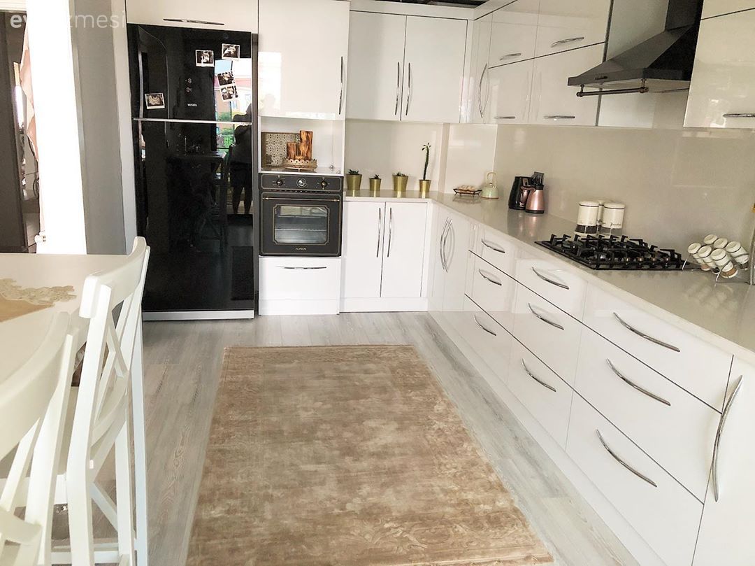 Mutfak, Beyaz mutfak, Mutfak halısı, Mutfak tezgahı, Mutfak tezgah arası, Mutfak masası, Sandalye, Davlumbaz, Renkli buzdolabı, Ankastre