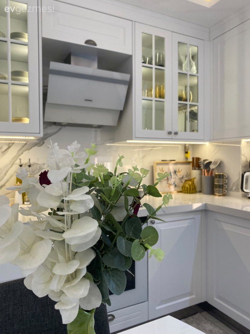 Mutfak, Beyaz, Beyaz mutfak, Shaker kapaklı dolaplar, Mutfak tezgahı, Mutfak tezgah arası, Tezgah arası seramik, Davlumbaz, Ankastre, Mutfak aksesuarları