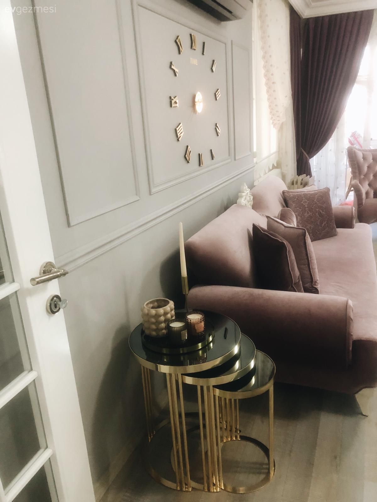 Salon, Beyaz, Pudra pembe, Halı, Salon halısı, Duvar çıtalama, Metal duvar saati, Koltuk takımı, Kırlent, Ev tekstili, Metal ayaklı sehpa, Ev Aksesuar, Altın, Siyah, Zigon sehpa, Sehpa, Fon perde, Perde, Tül perde