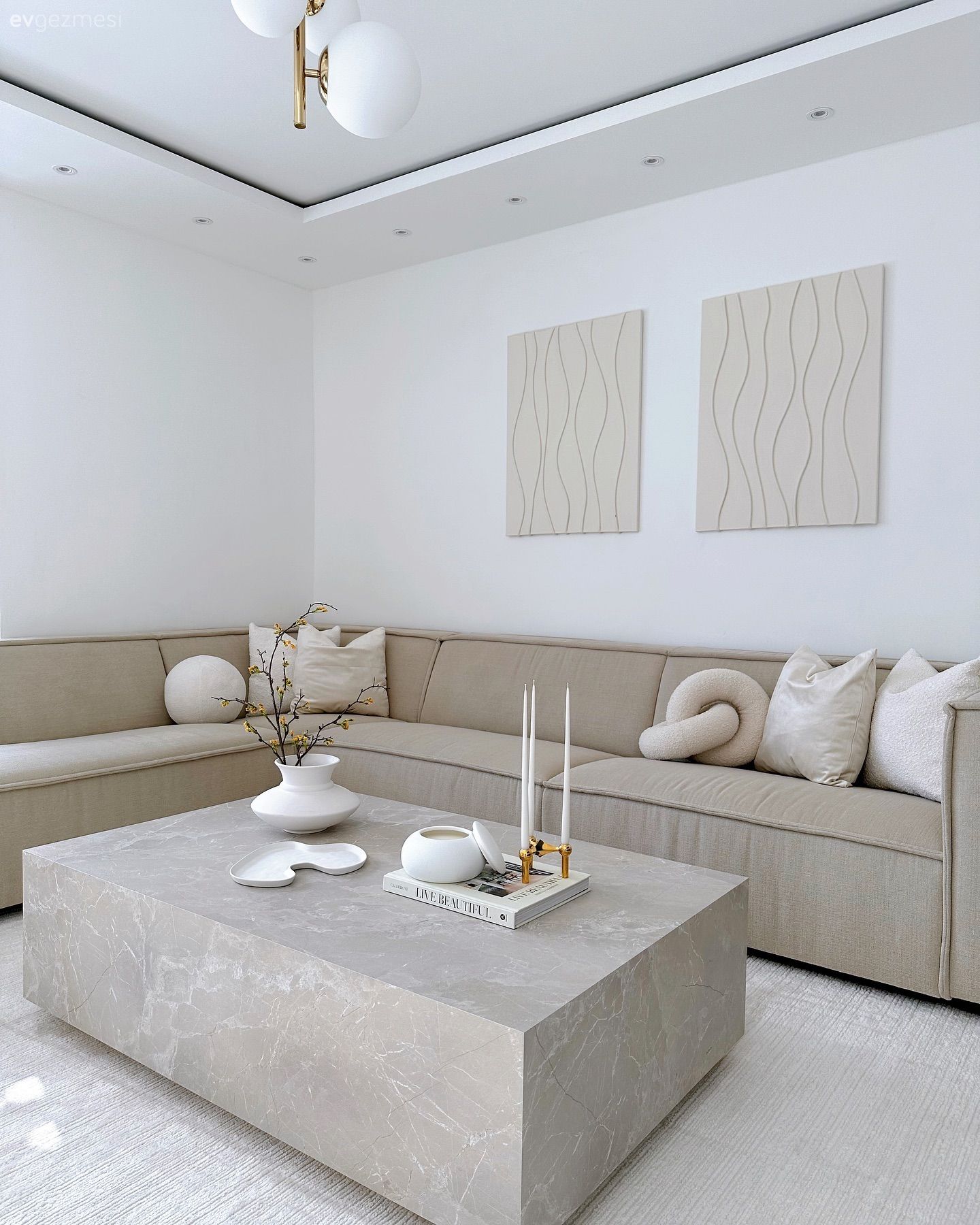 Salon, Modern, Vizon, Beyaz, Bej, Krem, Köşe koltuk, Koltuk takımı, Kırlent, Ev tekstili, Tablo, Duvar dekorasyonu, Orta sehpa, Sehpa, Halı, Salon halısı, Ev bitkisi, Avize, Aydınlatma, Saksı, Dekoratif Objeler