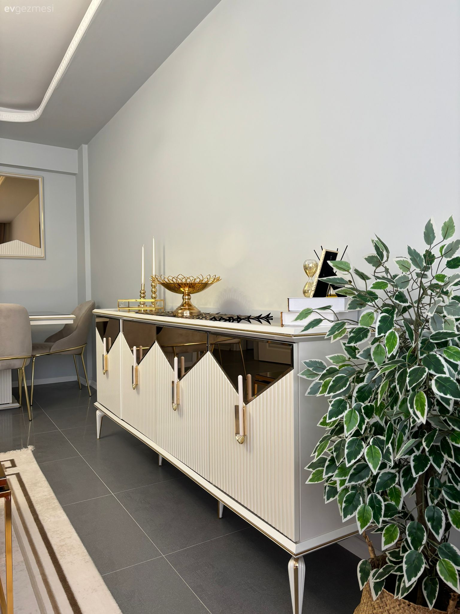 Beyaz, Bej, Krem, Konsol, Ev bitkisi, Sandalye, Yemek masası, Halı, Salon halısı