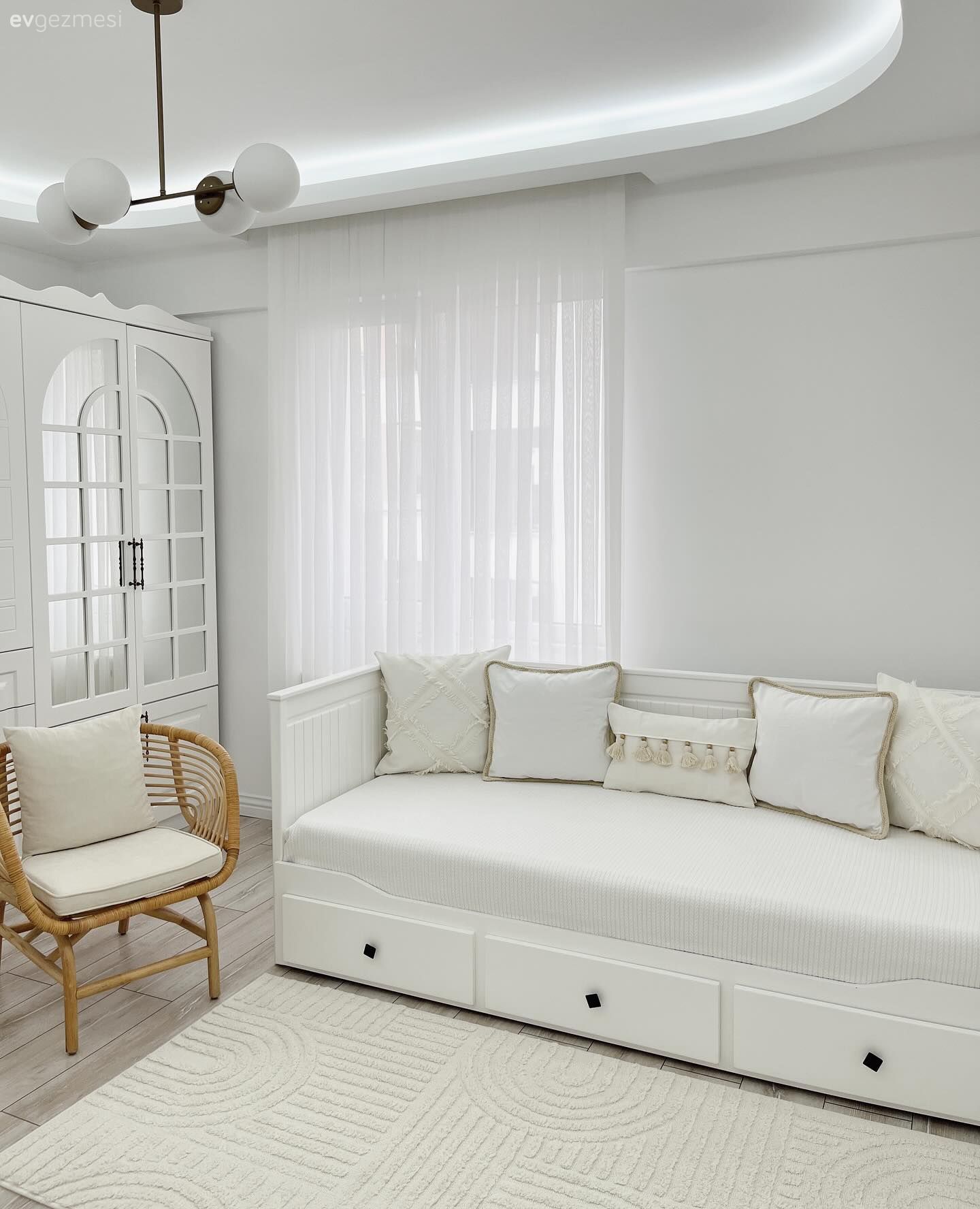 Giyinme odası, Beyaz, Krem, Bej, Tül perde, Perde, Sedir, Berjer, Avize, Aydınlatma, Salon avizesi, Kırlent, Ev tekstili, Halı, Led aydınlatma, Hasır sandalye