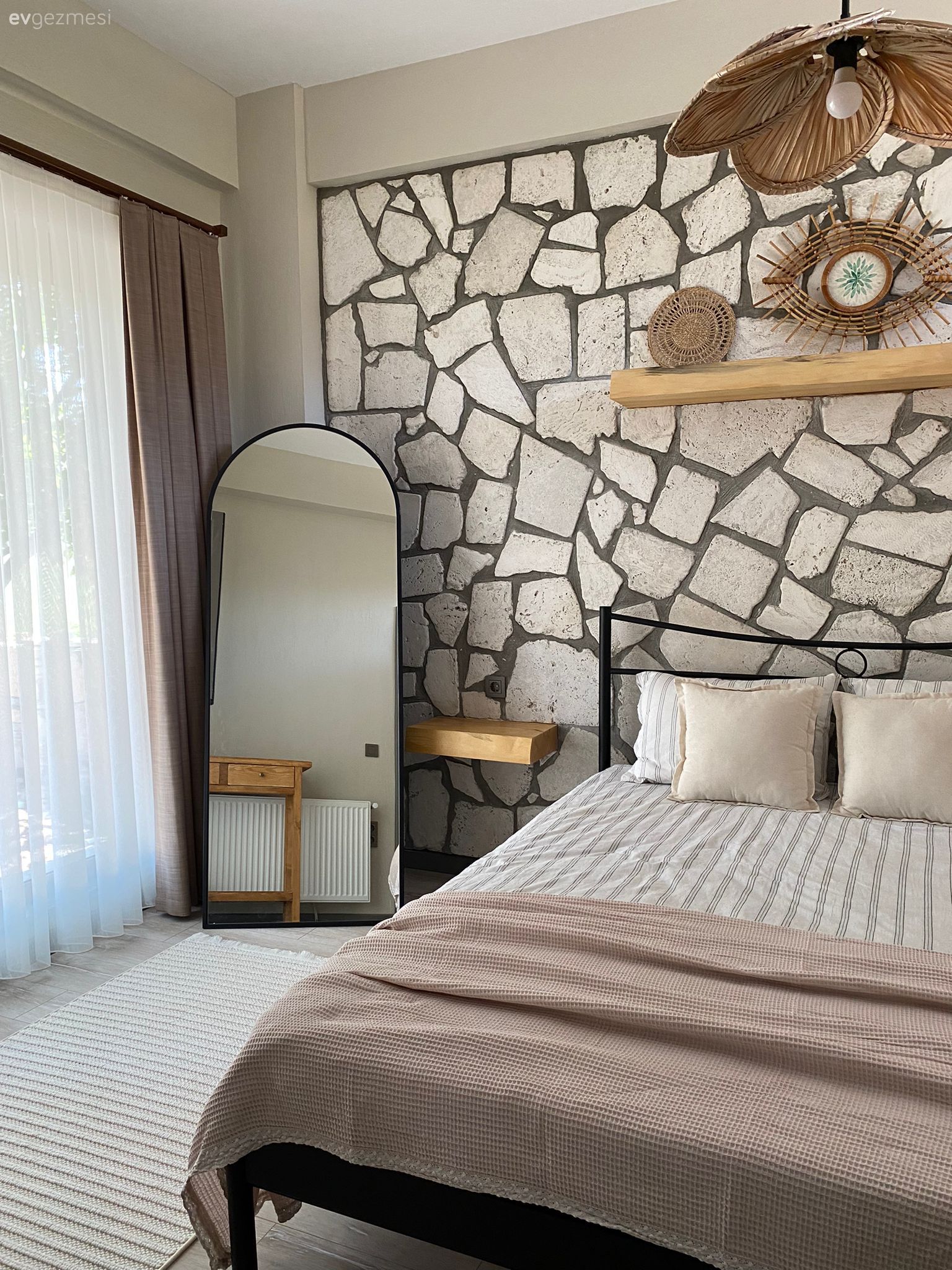 Muğla'daki 100 M2'lik Bu Köy Evinin İçi Beton Dışı Taş!