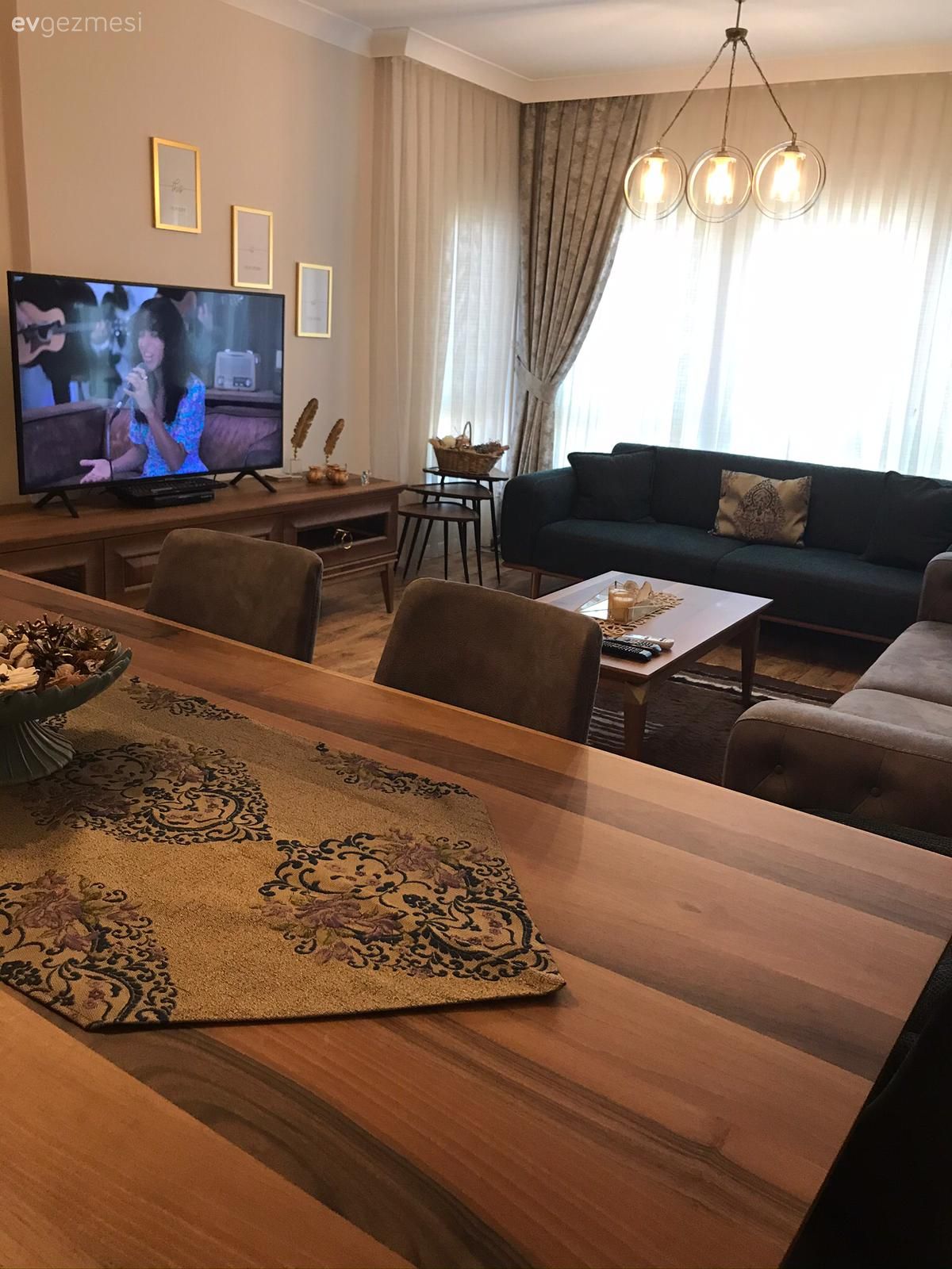 Salon, Gri, Füme, Ahşap Mobilya, Koltuk takımı, Orta sehpa, Sehpa, Tv ünitesi, Tv ünitesi aksesuarları, Ev Aksesuar, Yemek masası, Sandalye, Çerçeve, Tablo, Duvar dekorasyonu, Fon perde, Perde, Tül perde, Avize, Aydınlatma