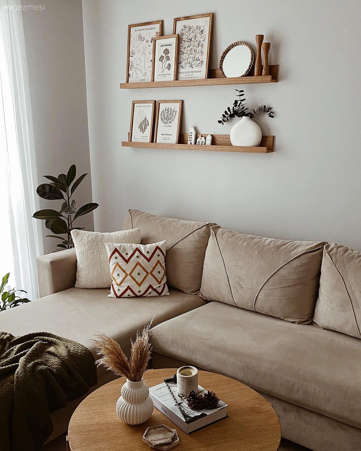 Duvar rafı, Duvar dekorasyonu, Çerçeve, Köşe koltuk, Koltuk takımı, Bej, Krem, Beyaz, Ev bitkisi, Ahşap Mobilya, Kırlent, Ev tekstili, Saksı