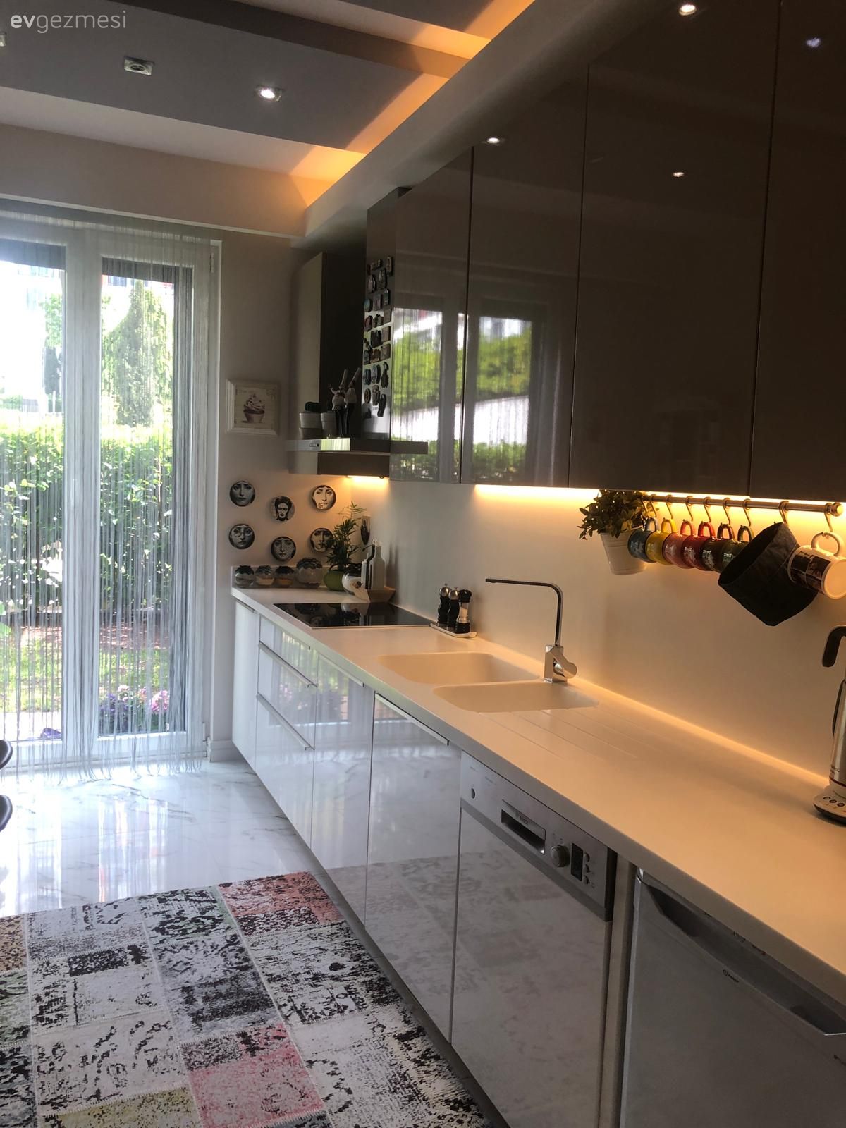 Beyaz mutfak, Mutfak, Modern mutfak, Mutfak tezgahı, Mutfak tezgah arası, Tezgah arası seramik, Ankastre, Mutfak halısı, Mutfak perdesi, Spot aydınlatma, Aydınlatma, Mutfak duvar dekorasyonu, Mutfak aksesuarları, Kulpsuz mutfak dolabı