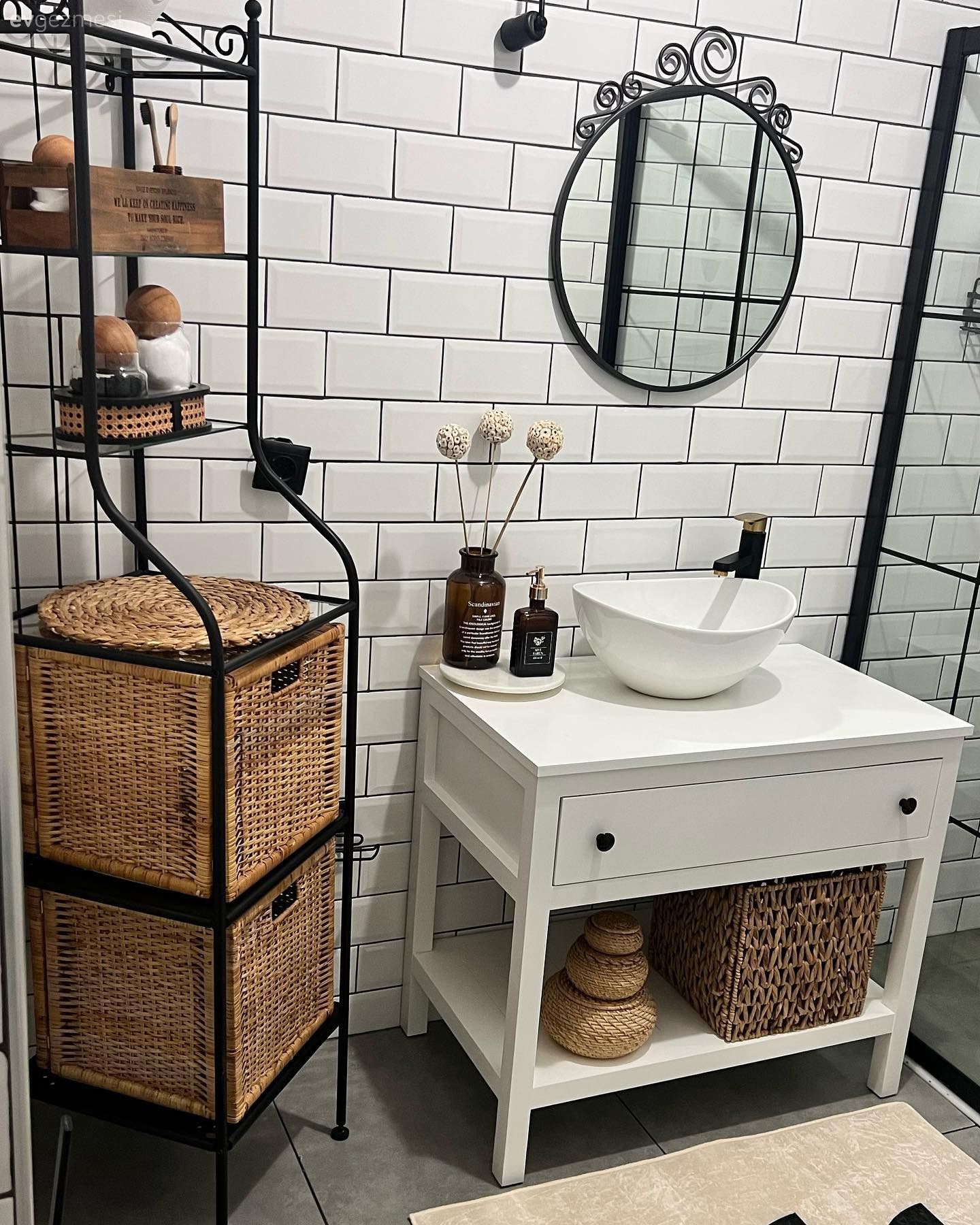 Banyo, Beyaz, Siyah, Banyo aynası, Banyo rafı, Hasır, Banyo seramikleri, Banyo paspası