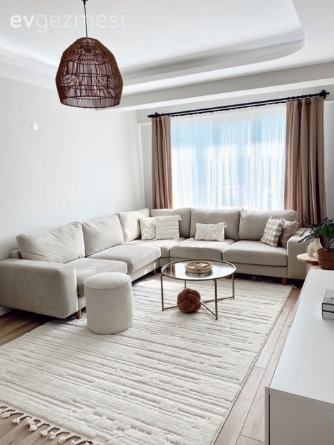 Salon, İskandinav, Modern, Beyaz, Krem, Bej, Kahverengi, Köşe koltuk, Koltuk takımı, Fon perde, Perde, Tül perde, Tv ünitesi, Tv ünitesi aksesuarları, Ev Aksesuar, Halı, Salon halısı, Parke, Puf, Hasır avize
