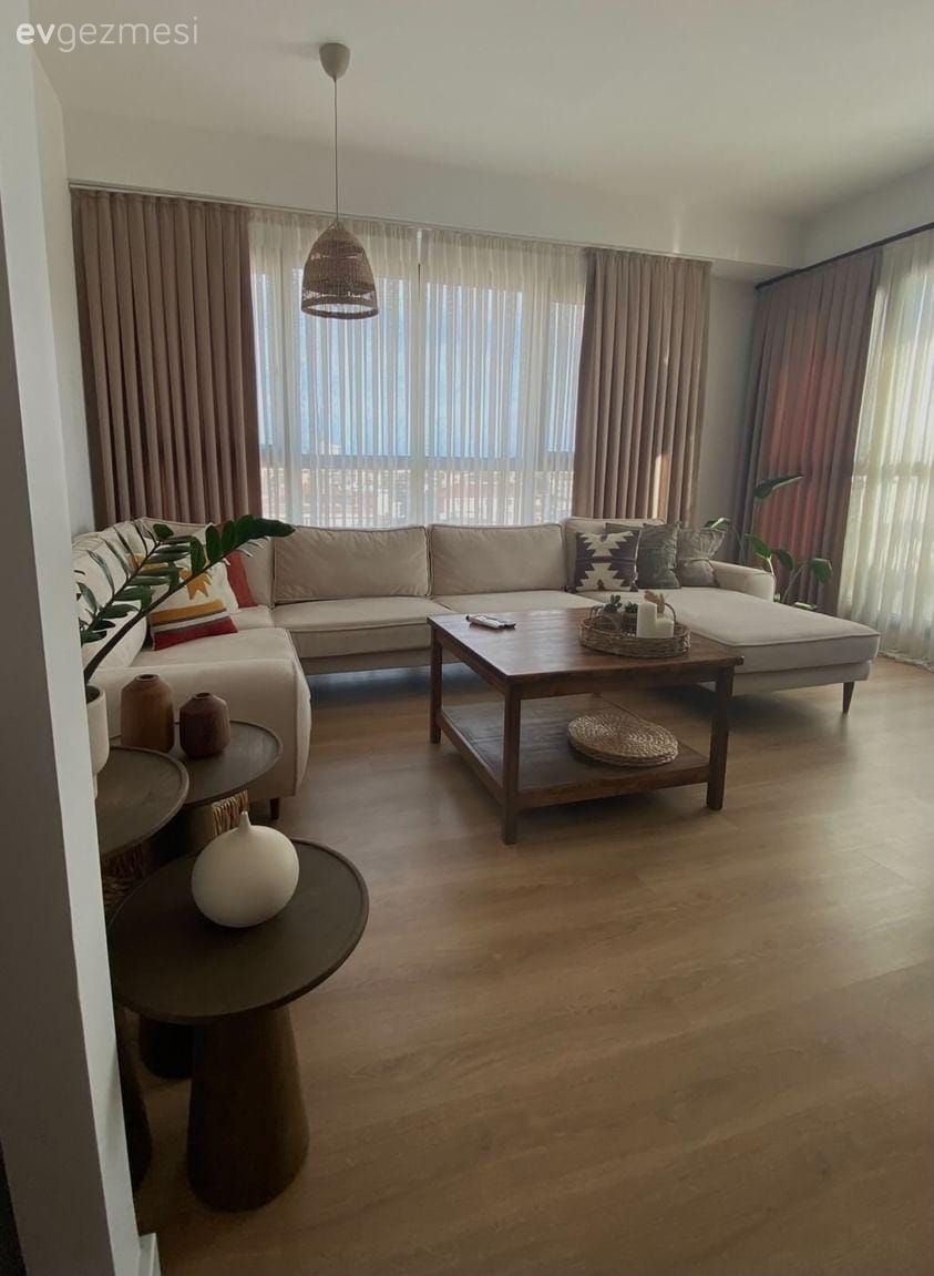 Salon, Modern, Krem, Kahverengi, Siyah, Köşe koltuk, Koltuk takımı, Orta sehpa, Sehpa, Fon perde, Perde, Tül perde, Parke, Ev bitkisi, Hasır avize, Dekoratif Objeler