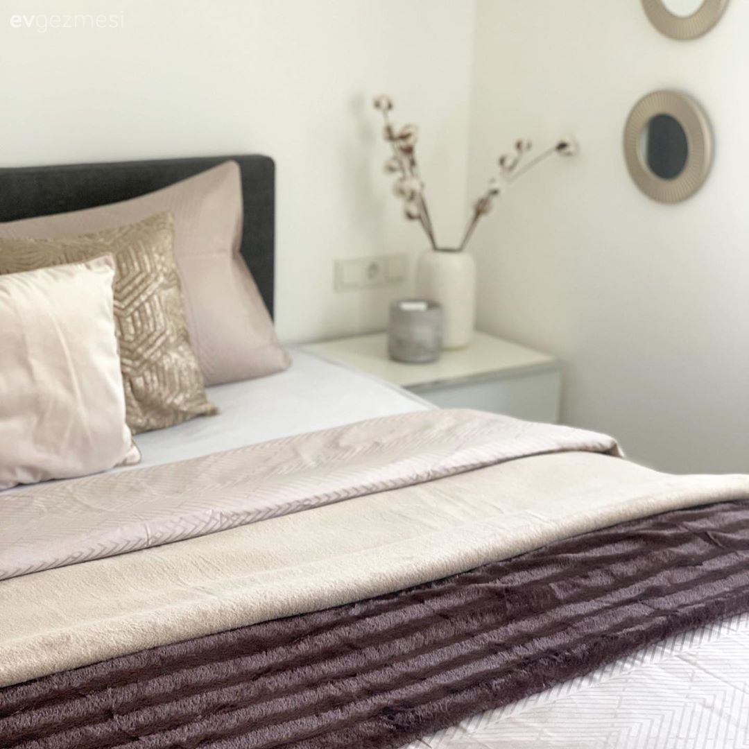 Yatak Odası, Kahverengi, Krem, Beyaz, Kırlent, Ev tekstili, Puf, Yatak örtüsü, Vazo, Ev Aksesuar