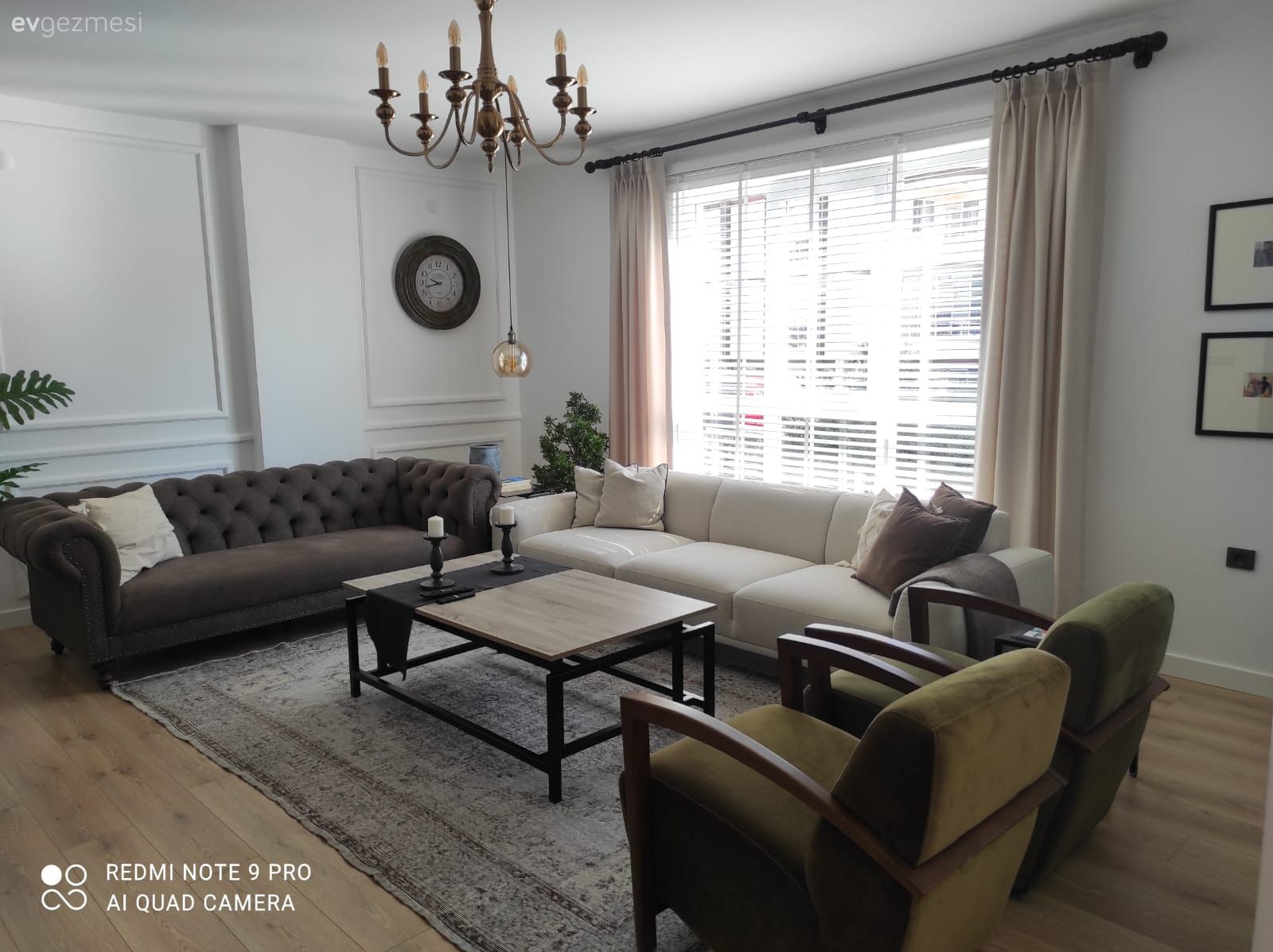 Salon, Modern, İskandinav, Beyaz, Gri, Yeşil, Koltuk takımı, Orta sehpa, Sehpa, Berjer, Beyaz koltuk, Gri koltuk, Halı, Salon halısı, Fon perde, Perde, Tül perde, Avize, Aydınlatma, Tablo, Duvar dekorasyonu, Kırlent, Ev tekstili, Duvar çıtalama, Ev bitkisi, Dekoratif Objeler