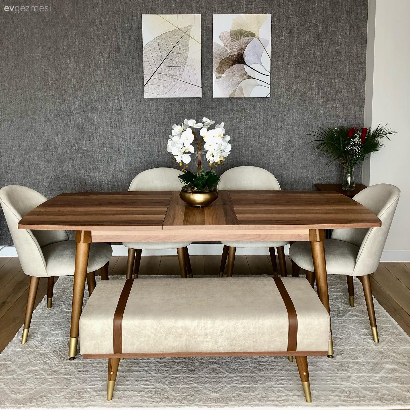 Yemek Odası, Gri, Krem, Bej, Kahverengi, Tablo, Duvar dekorasyonu, Sandalye, Yemek masası, Vazo, Ev Aksesuar, Bank, Halı, Salon halısı
