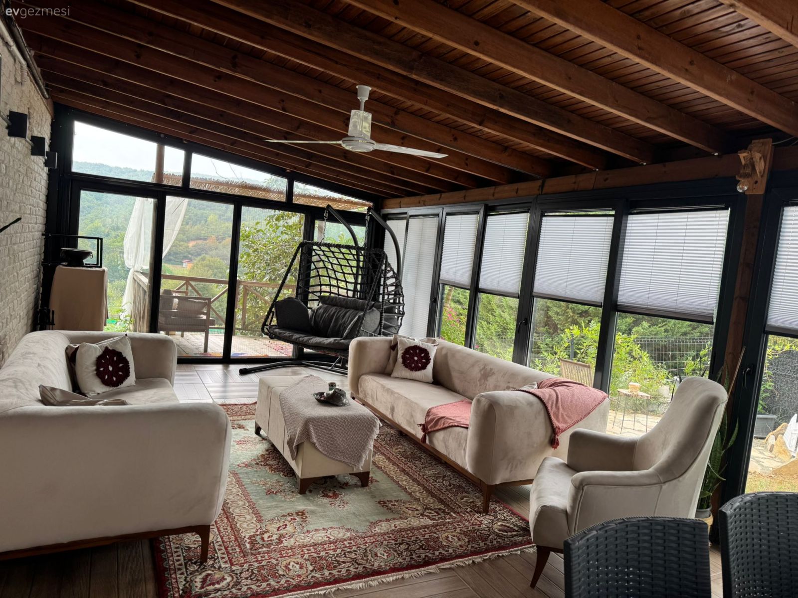 Dışarıdaki Merdivenleri İçeri Alınan Bu Köy Evi Artık Dubleks