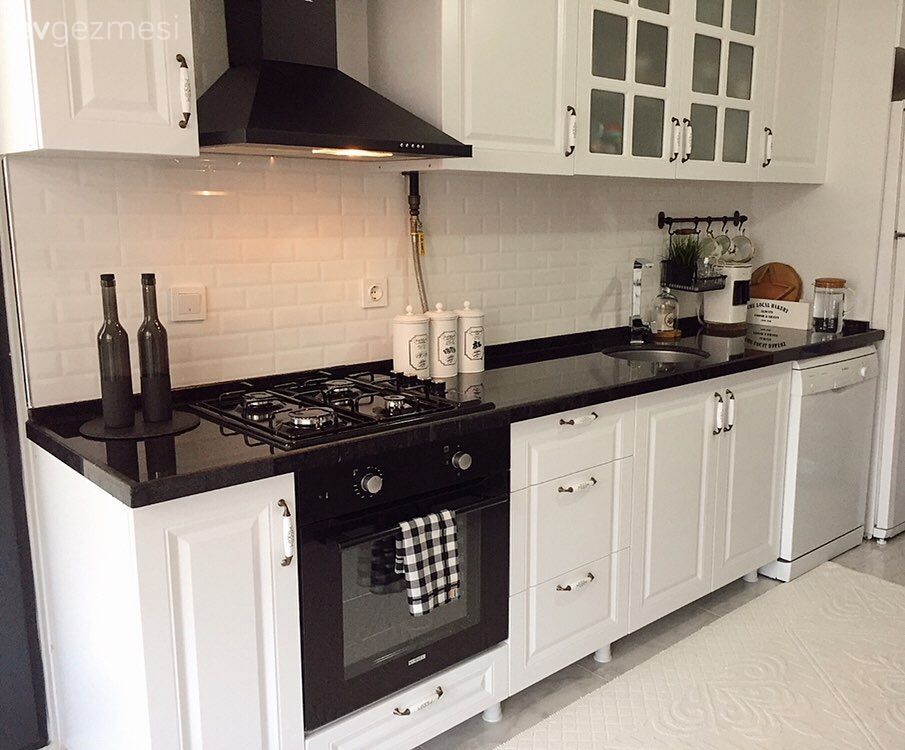 Mutfak, Beyaz, Siyah, Siyah tezgah, Mutfak tezgahı, Mutfak tezgah arası, Tezgah arası seramik, Davlumbaz, Ankastre, Mutfak aksesuarları
