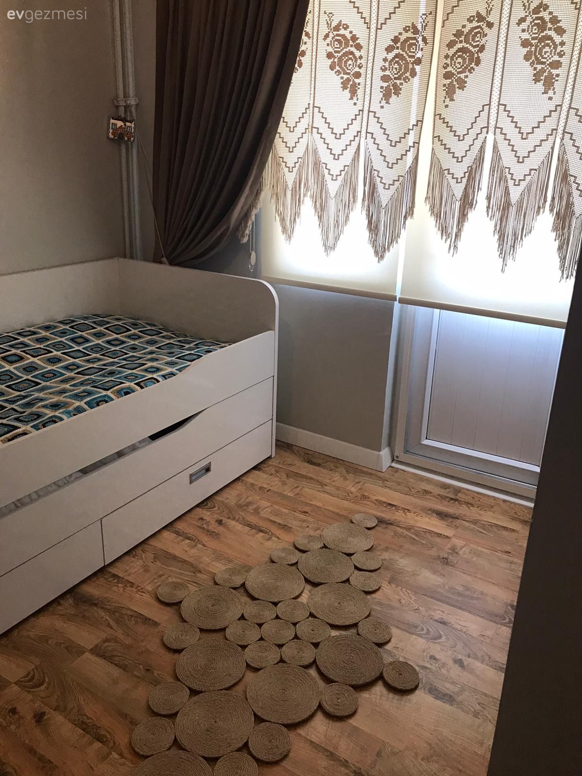 Oturma Odası, Beyaz, Mavi, Sedir, Duvar panosu, Duvar dekorasyonu, Avize, Aydınlatma, Fon perde, Perde, Jüt halı, Halı