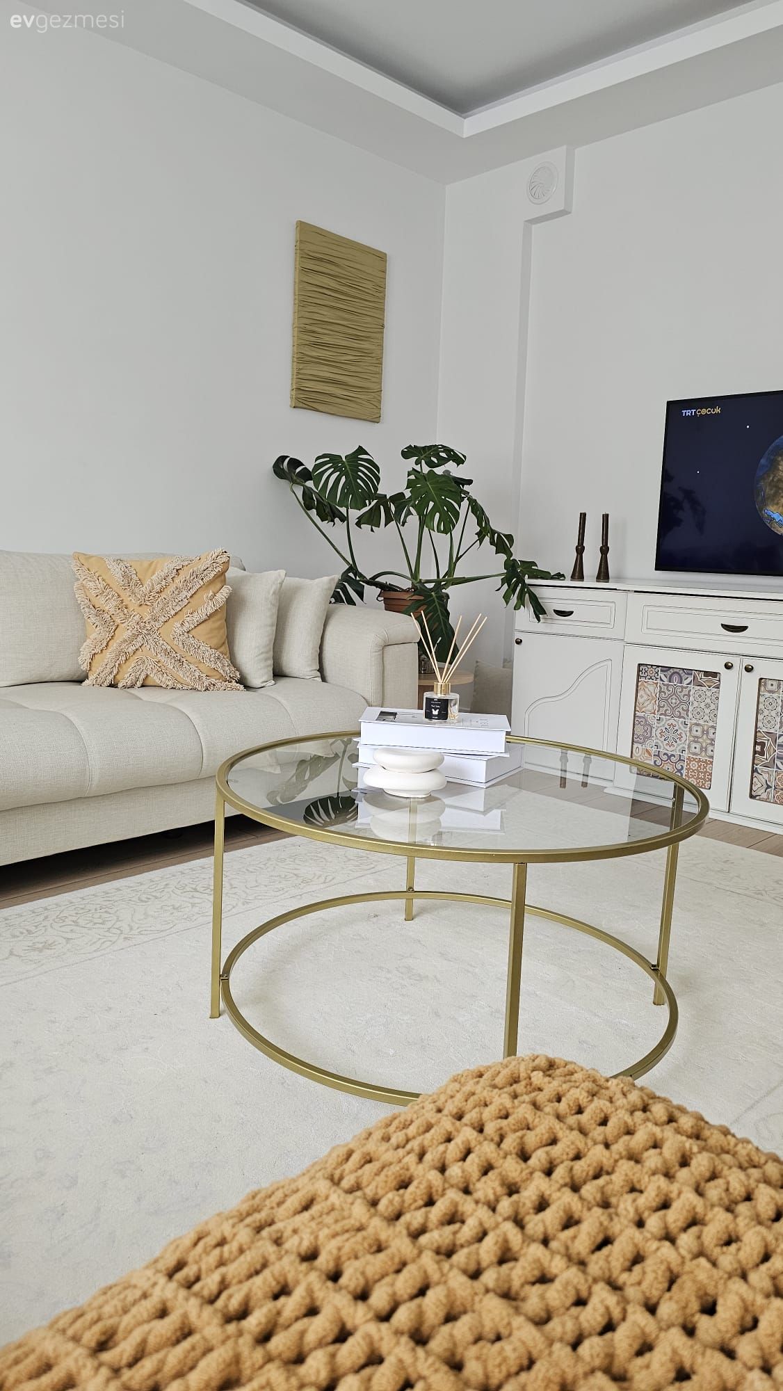 Salon, Bohem Dekorasyon, Köşe koltuk, Koltuk takımı, Beyaz, Bej, Tv ünitesi, Tv ünitesi aksesuarları, Ev Aksesuar, Ev bitkisi, Cam orta sehpa, Orta sehpa, Halı, Salon halısı, Dekoratif Objeler, Kırlent, Ev tekstili