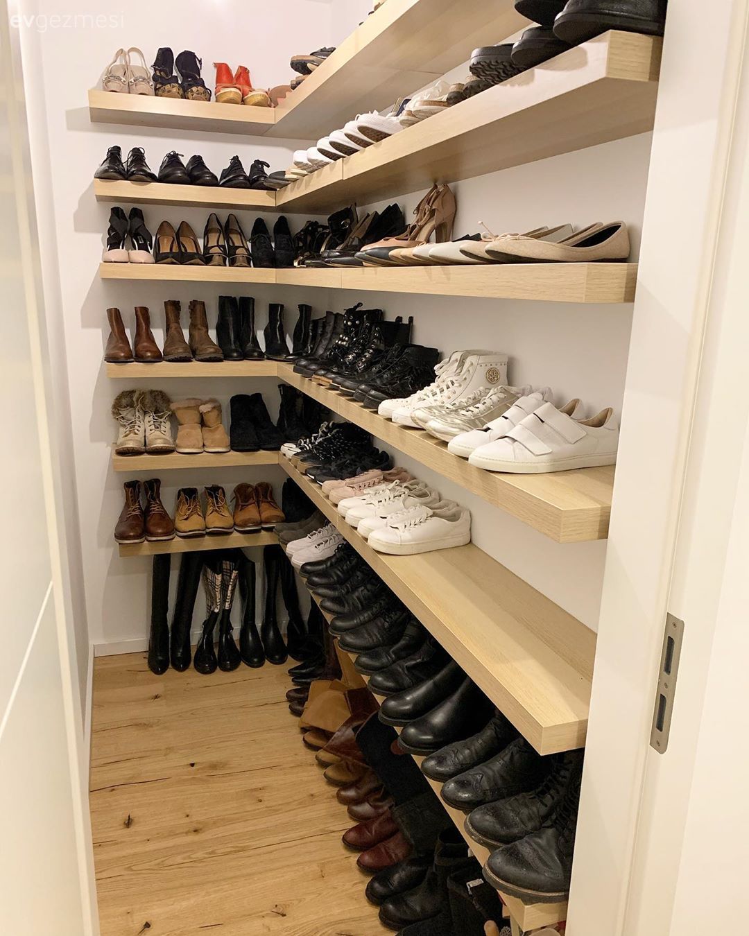 Ayakkabılık, Beyaz