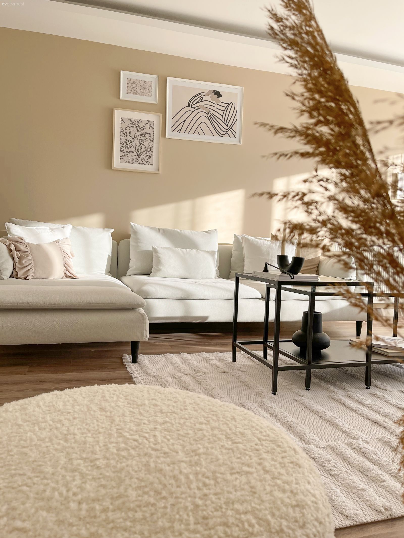 Bu Minimal Evde Beyazın Yeri Tüm Renklerden Ayrı!