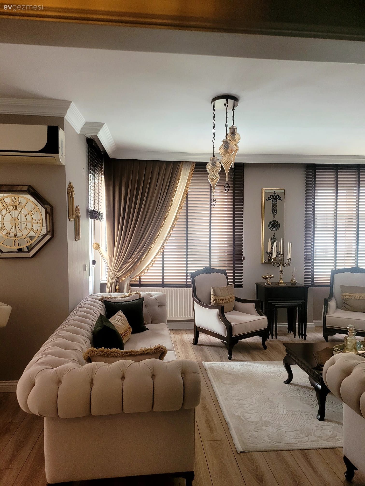 Salon, Country, Krem, Bej, Beyaz, Kapitoneli koltuk, Koltuk takımı, Berjer, Fon perde, Perde, Jaluzi, Ahşap Mobilya, Duvar dekorasyonu, Orta sehpa, Sehpa, Kırlent, Ev tekstili, Avize, Aydınlatma, Halı, Salon halısı, Şamdan, Ev Aksesuar