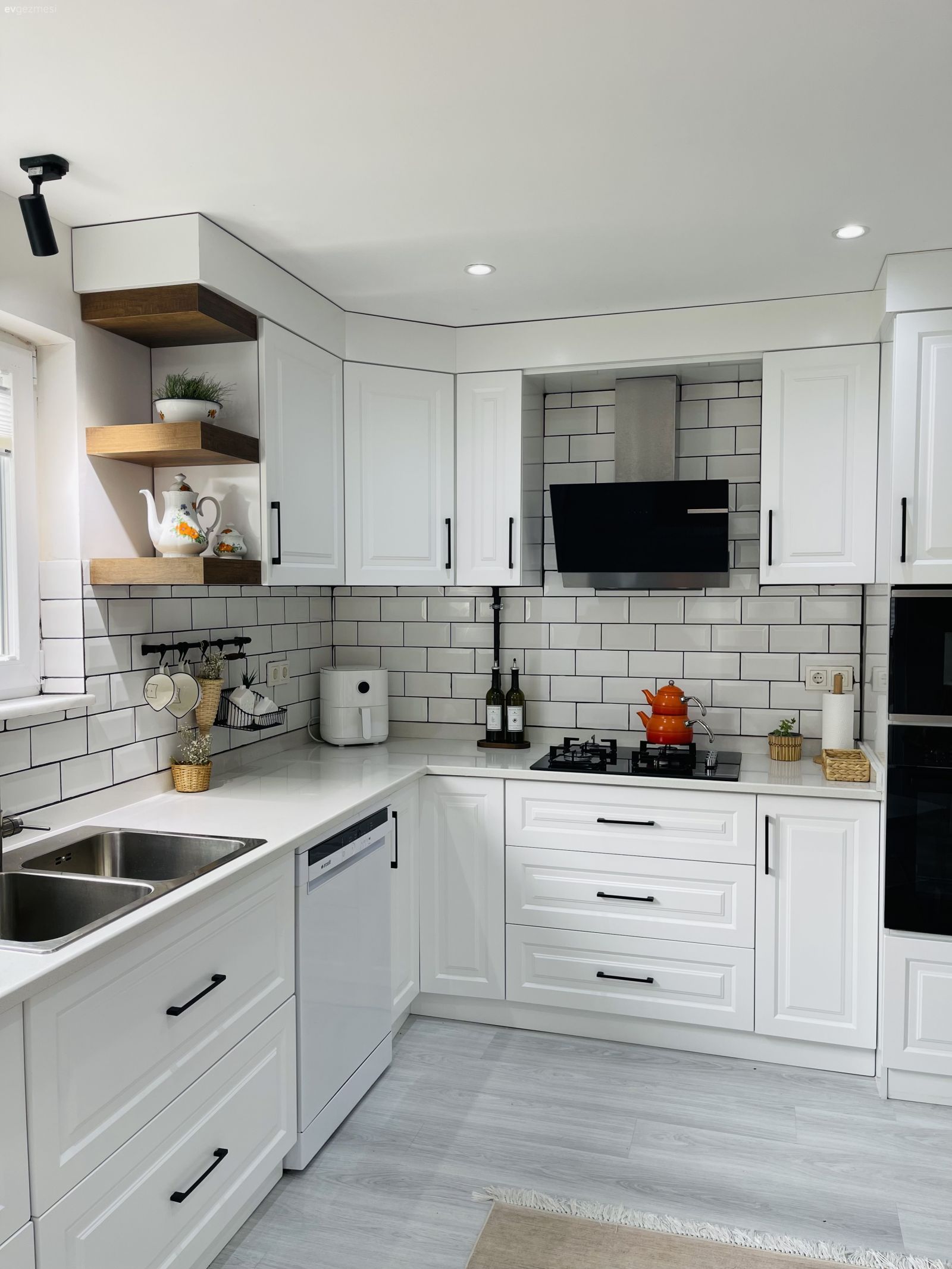 Salon, Country, Beyaz, Country mutfak, Mutfak, Shaker kapaklı dolaplar, Mutfak tezgahı, Mutfak tezgah arası, Tezgah arası seramik, Davlumbaz, Mutfak rafı, Mutfak aksesuarları, Siyah, Spot aydınlatma, Aydınlatma