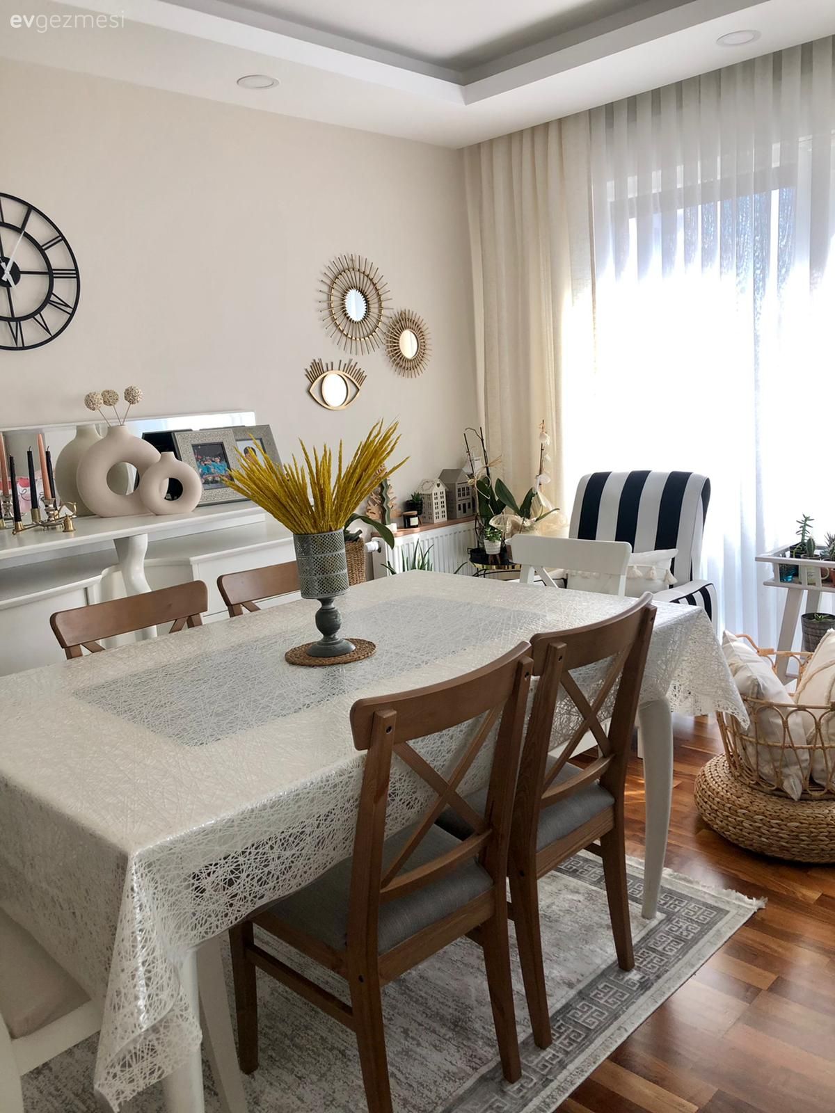 Yemek Odası, Beyaz, Sandalye, Yemek masası, Konsol, Konsol üzeri dekoratif objeleri, Çizgili desen, Desenler, Halı, Tül perde, Perde