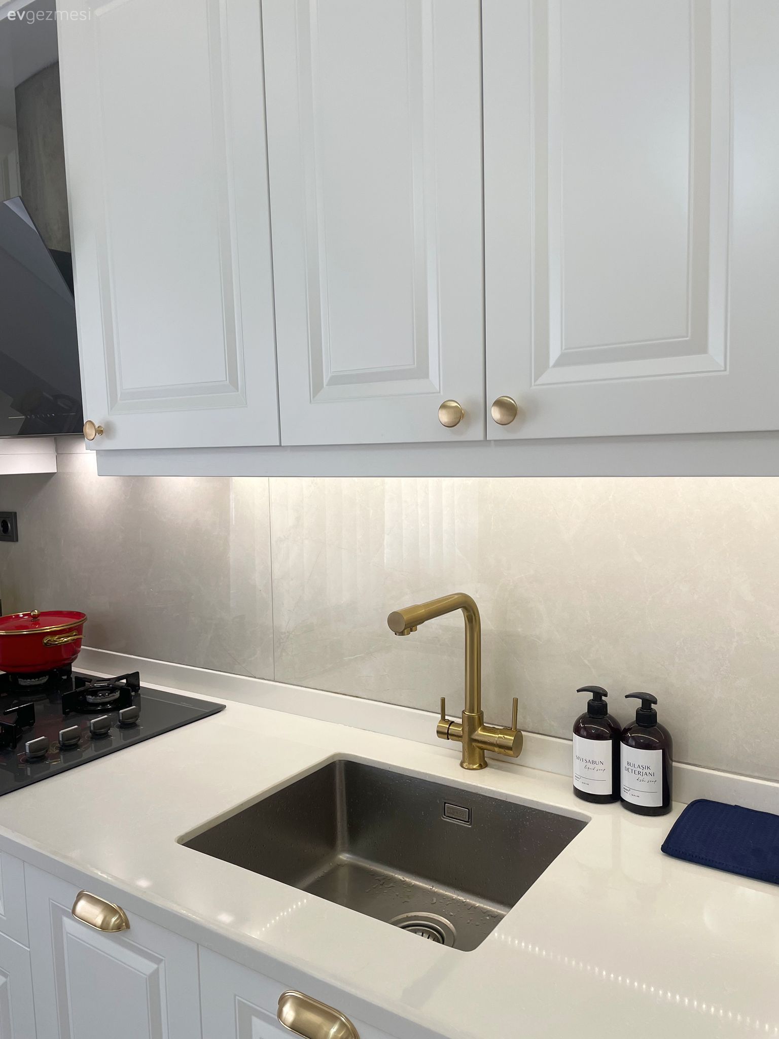 Beyaz, Shaker kapaklı dolaplar, Mutfak, Eviye , Mutfak bataryası, Mutfak tezgahı, Mutfak tezgah arası