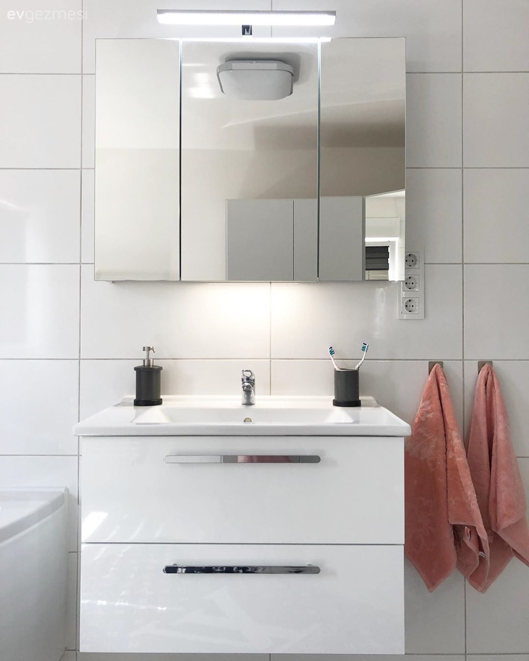 Banyo, Beyaz, Banyo dolabı, Ayna kapaklı dolap, Ayna, Banyo seramikleri, Dubleks evler