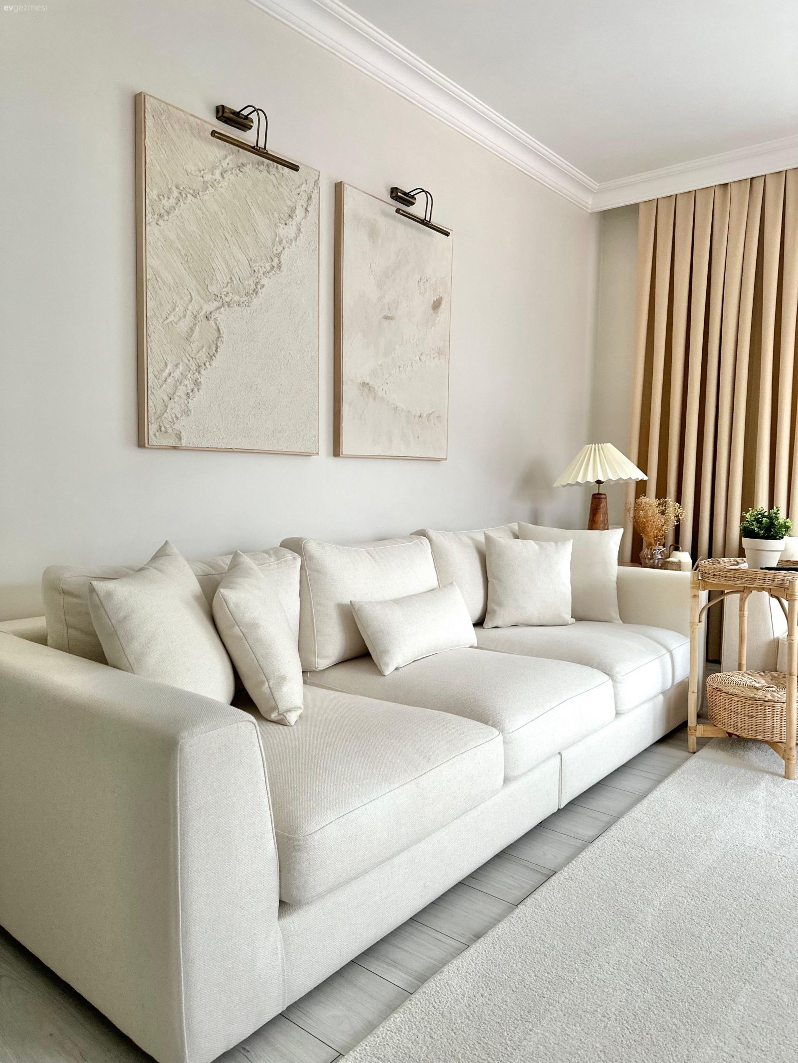 Salon, İskandinav, Beyaz, Krem, Bej, Ahşap Mobilya, Koltuk takımı, Tablo, Duvar dekorasyonu, Aplik, Aydınlatma, Fon perde, Perde, Yan sehpa, Sehpa, Halı, Salon halısı, Kırlent, Ev tekstili, Dekoratif Objeler