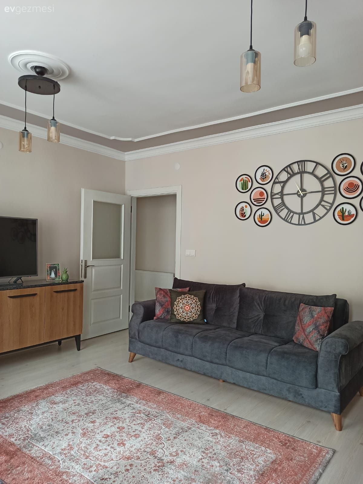 Salon, Gri, Pudra pembe, Duvar saati, Duvar dekorasyonu, Avize, Aydınlatma, Salon avizesi, Halı, Salon halısı, Tv ünitesi, Tv ünitesi aksesuarları, Ev Aksesuar, Kırlent, Ev tekstili, Duvar panosu, Bohem Dekorasyon